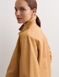 Veste en cuir avec encolure et détail couture