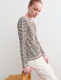 Top &agrave; rayures et d&eacute;tail couture