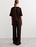 Pantalon textur&eacute; coupe large &agrave; rayures
