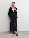 Jupe longue coupe évasée en satin à taille basse