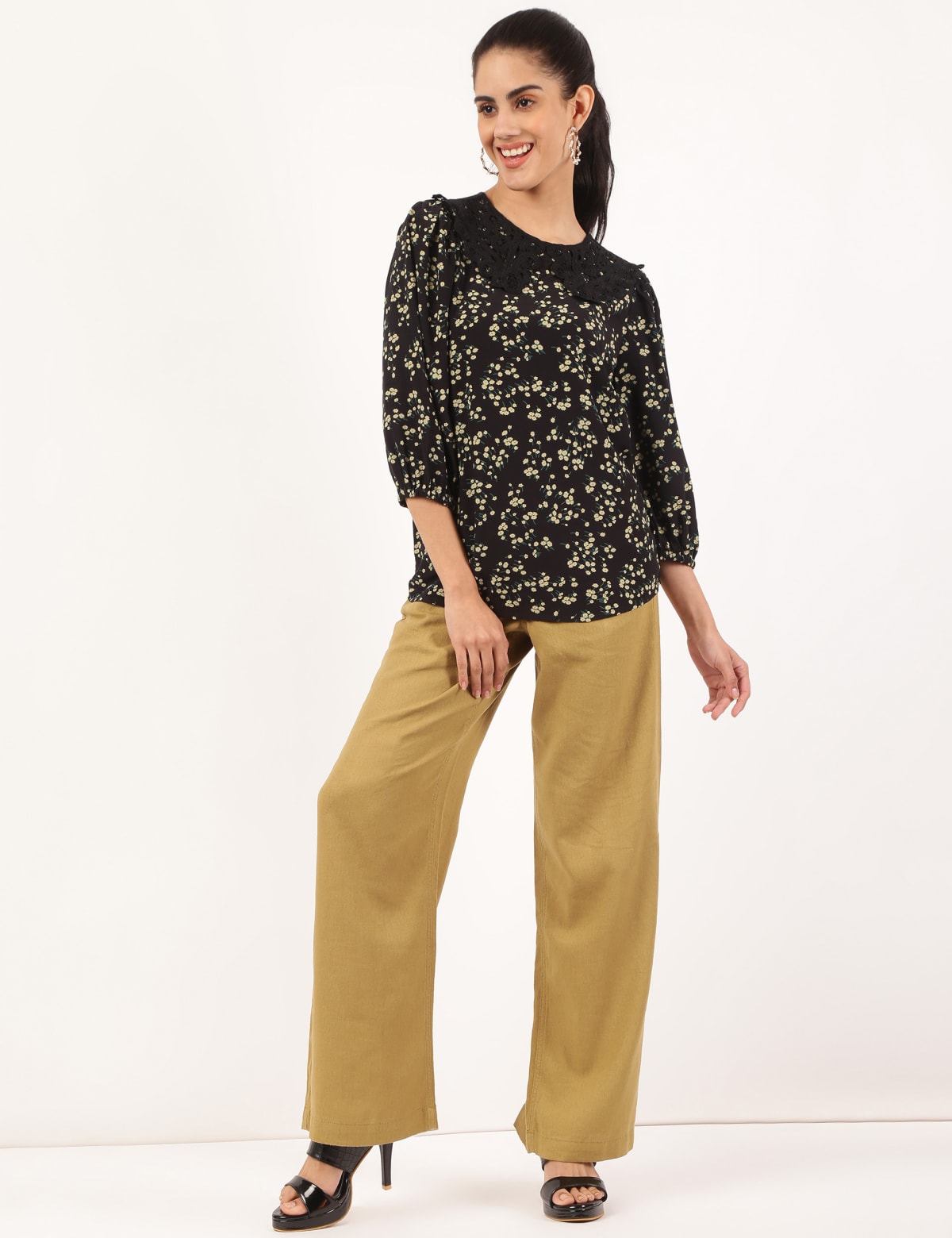 

Marks & Spencer Pure Viscose Floral Peter Pan Collar Top (FEMALE, BLACK MIX, 6)