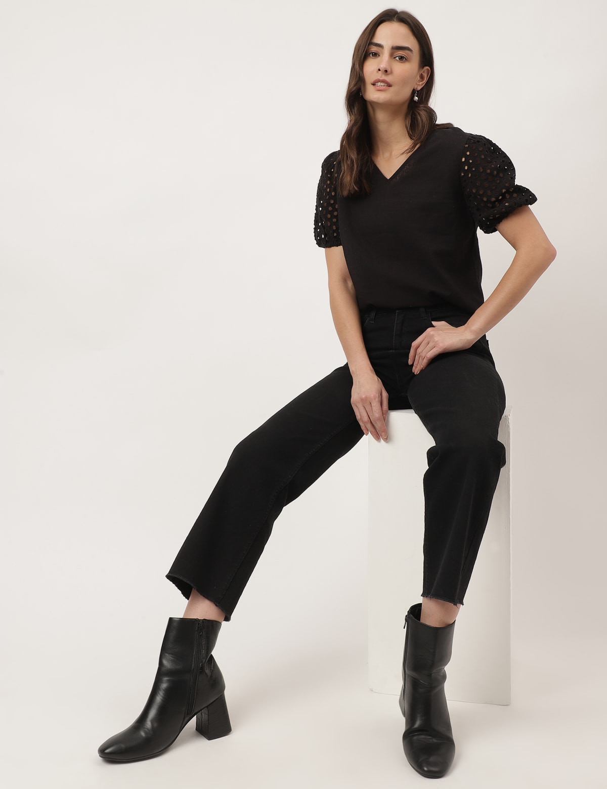 

Marks & Spencer Pure Linen Schiffli Embroidery V-Neck Tops (FEMALE, BLACK, 16)