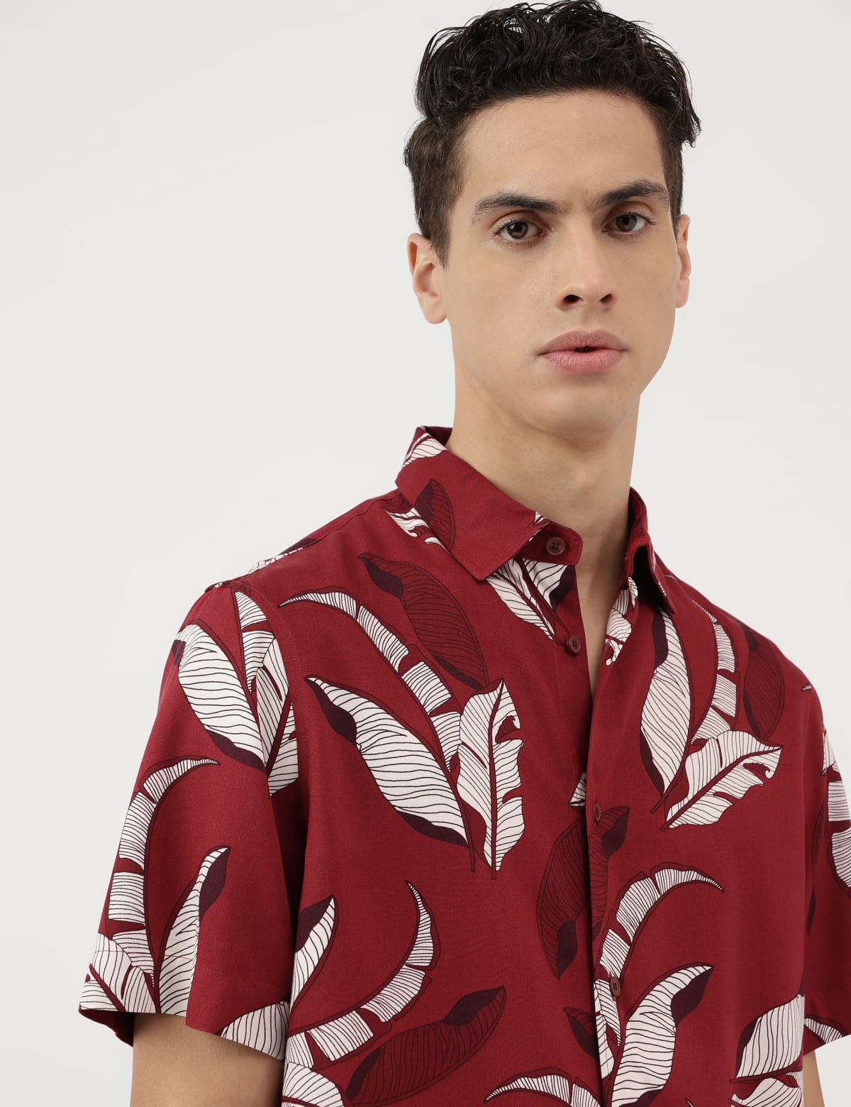 

Marks & Spencer Pure Viscose Tropical Spread Collar Shirt (MALE, RED MIX, S)
