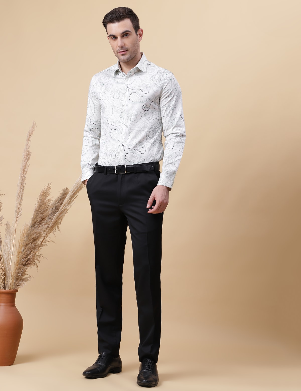 

Marks & Spencer Premium Sheen Slim Fit Trouser (MALE, BLACK, 38-LNG)
