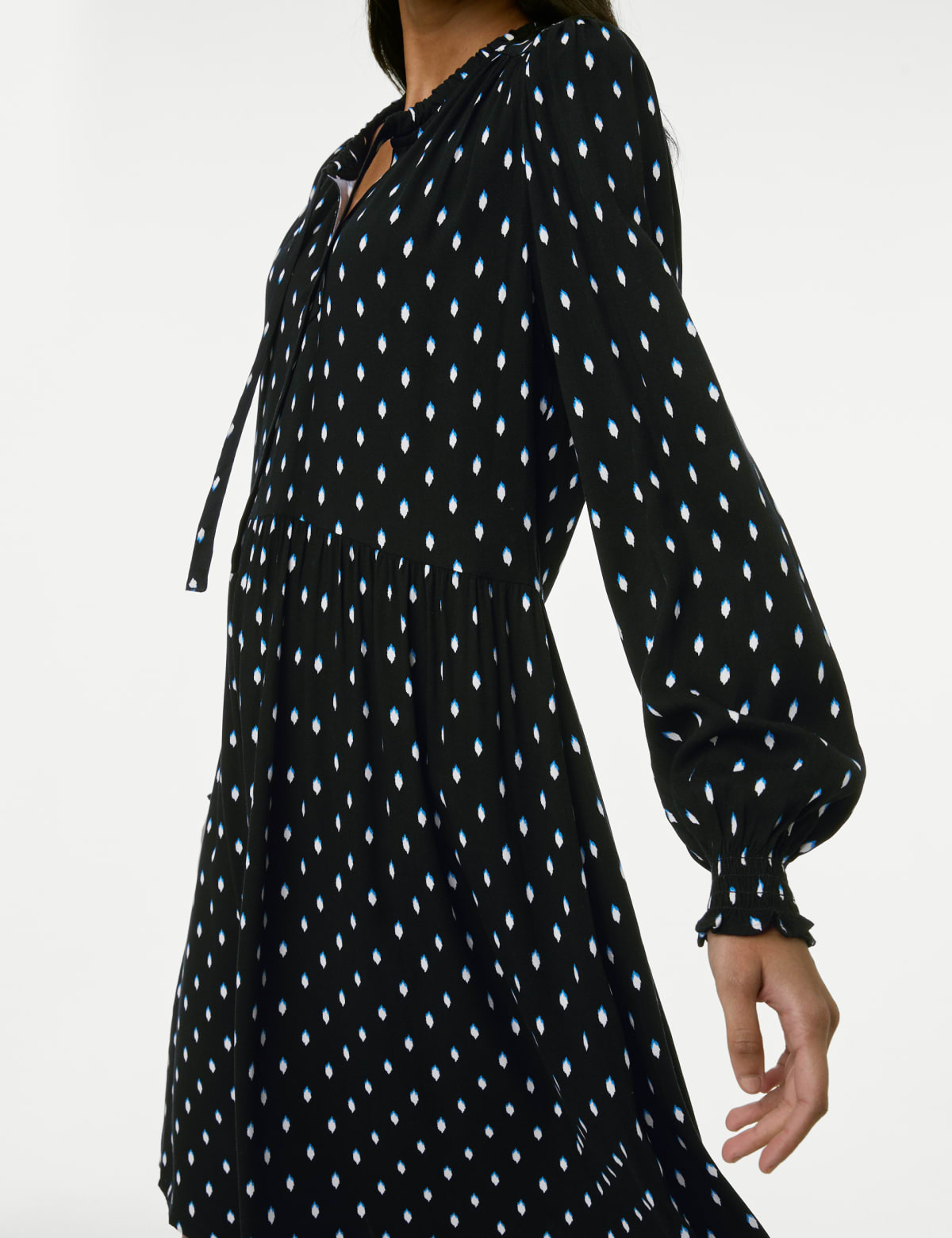 

Marks & Spencer Printed Tie Neck Mini Relaxed Dress (FEMALE, BLACK MIX, 18-LNG)