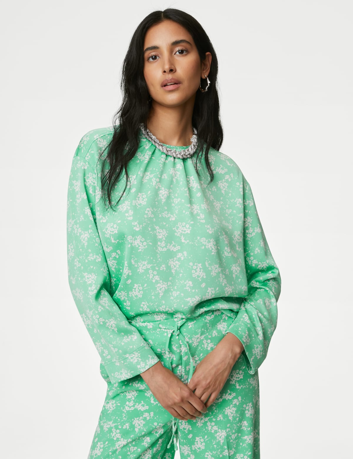 

Marks & Spencer Floral Round Neck Top (FEMALE, GREEN MIX, 16-REG)