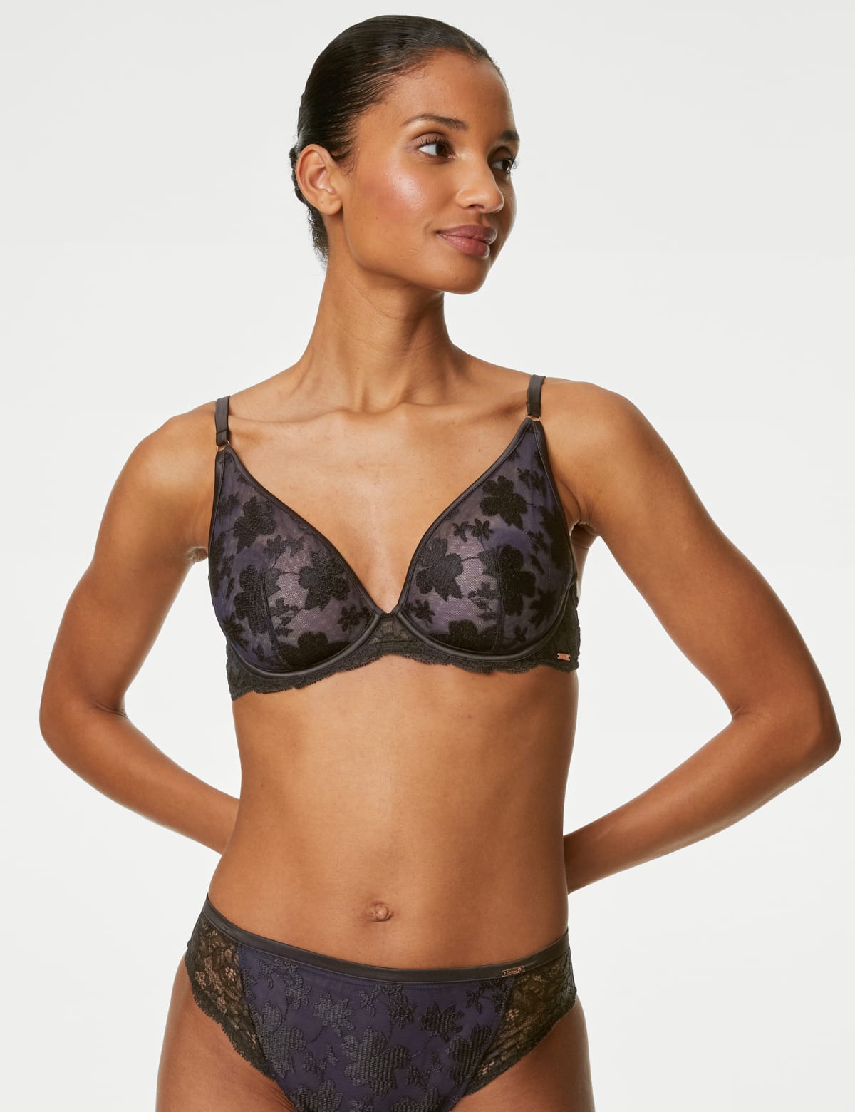 

Marks & Spencer Cosmos Embroidery Wired Plunge Bra A-E (FEMALE, NAVY MIX, 32-D)