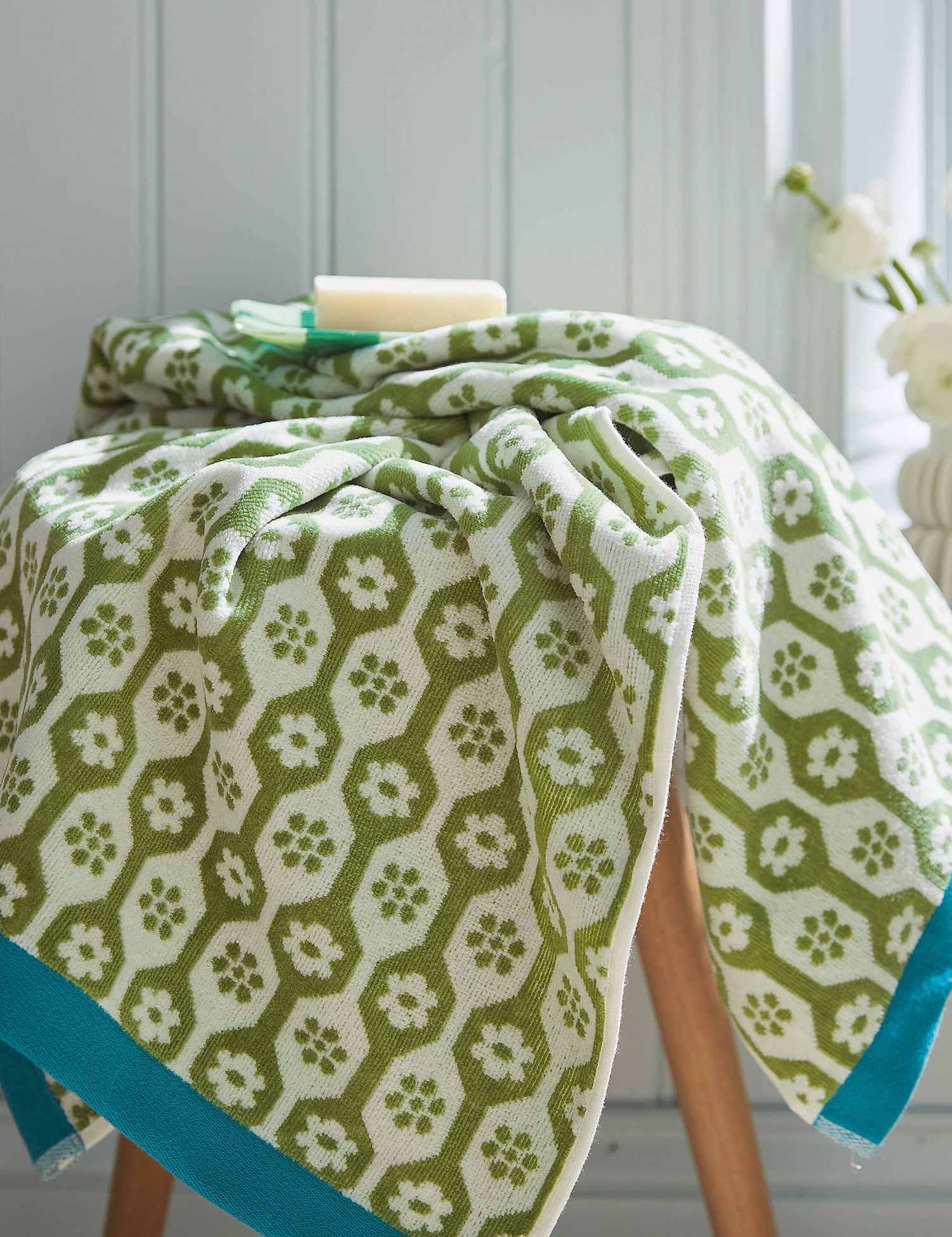LAND & SHORE Pure Cotton Daisy Towel Green