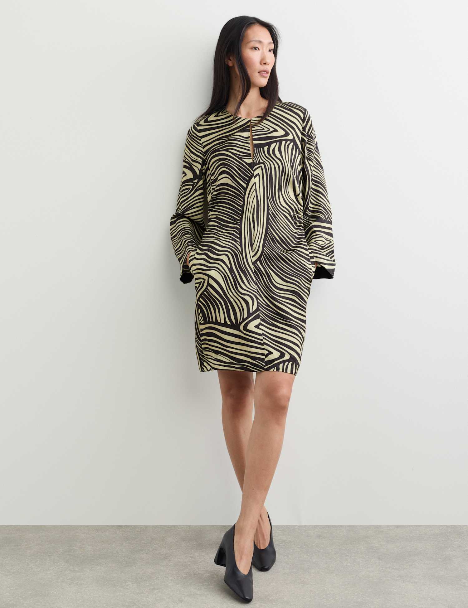 JAEGER Printed Notch Neck Knee Length Shift Dress Black Mix