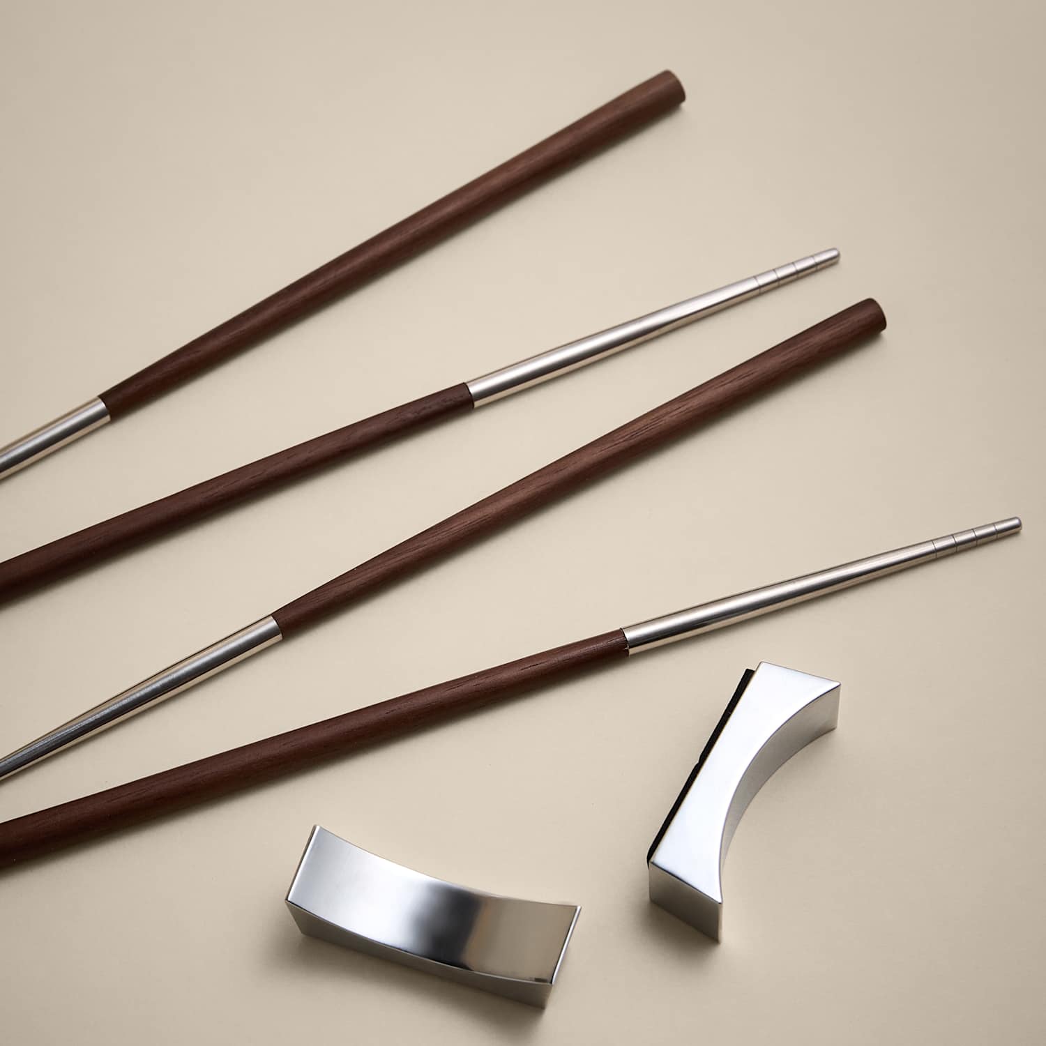 M&S Set of 2 Chopsticks with Rest - Brown