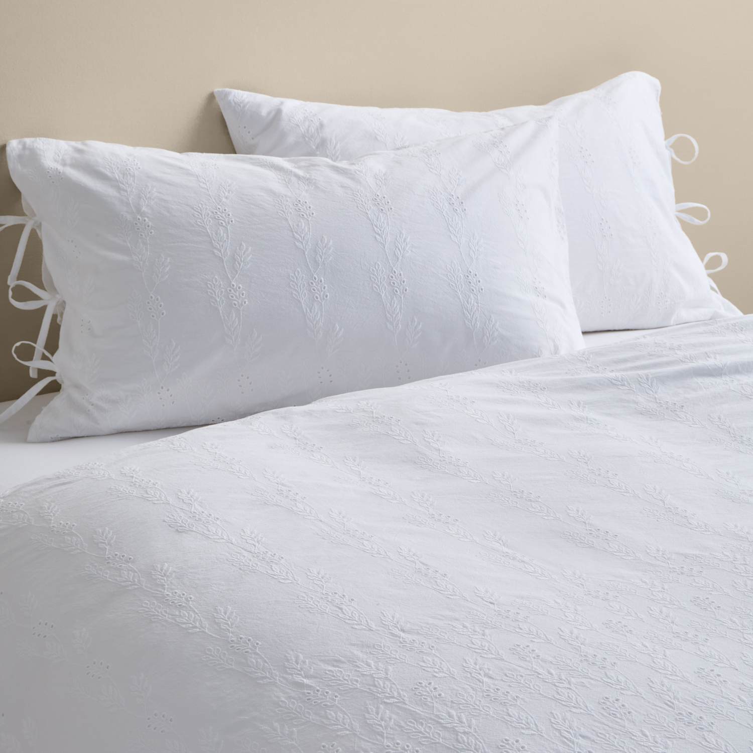 M&S Pure Cotton Embroidered Bedding Set - Double (4 ft 6) - White