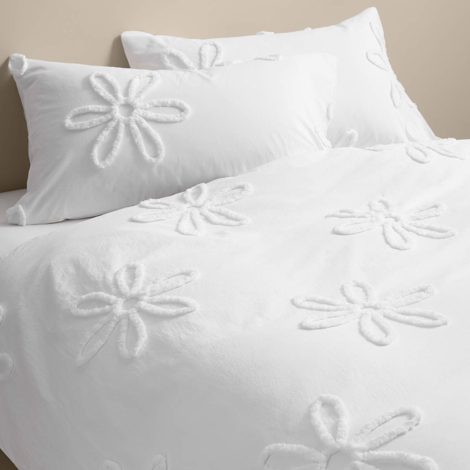 M&S Pure Cotton Tufted Flower Bedding Set - Single (3 ft) - White