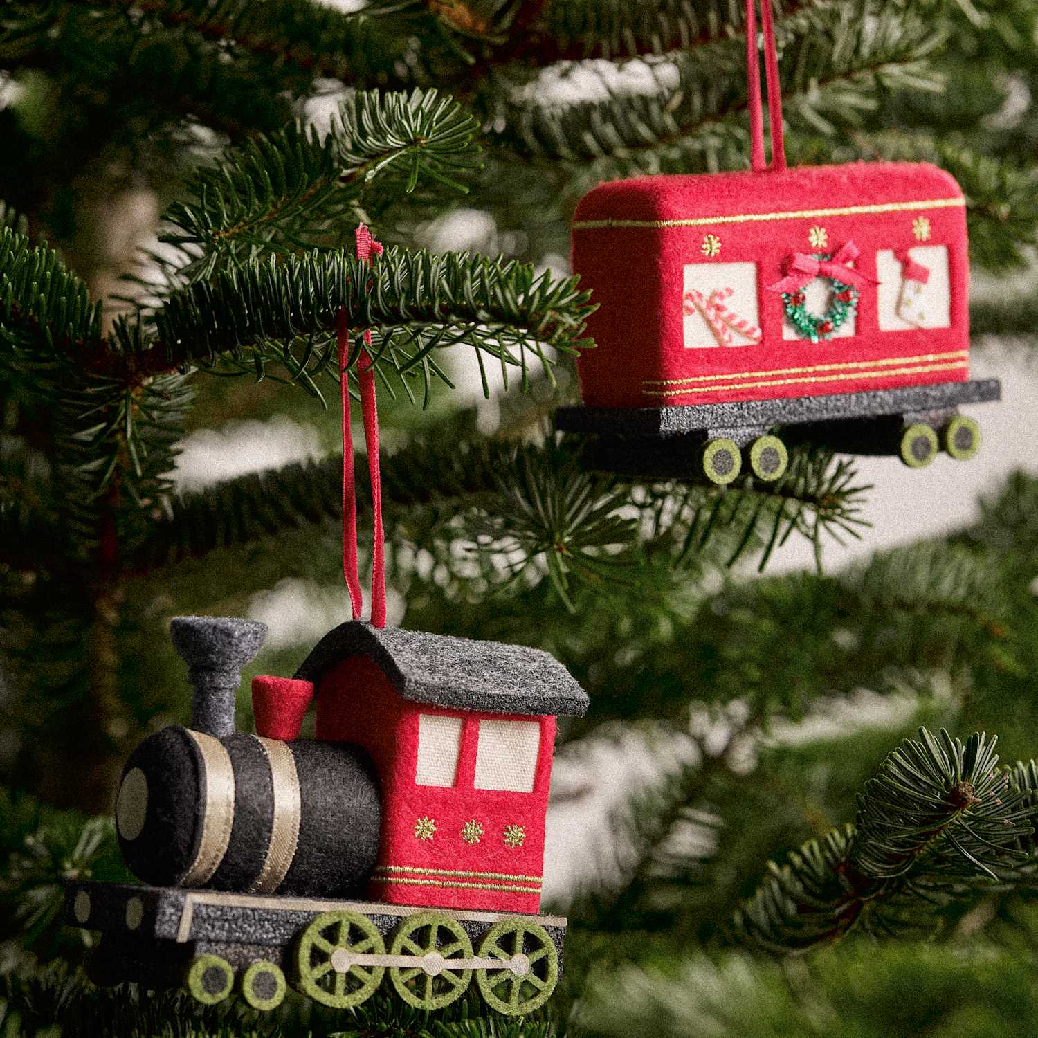 M&S 2 Piece Felt Christmas Steam Train Hanging Decorations - Red Mix