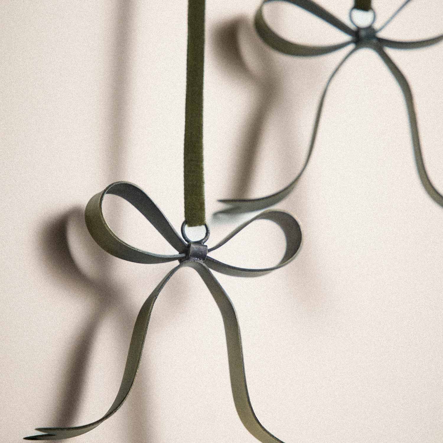 M&S 2 Pack Metal Hanging Bow Decorations - Antique Brass