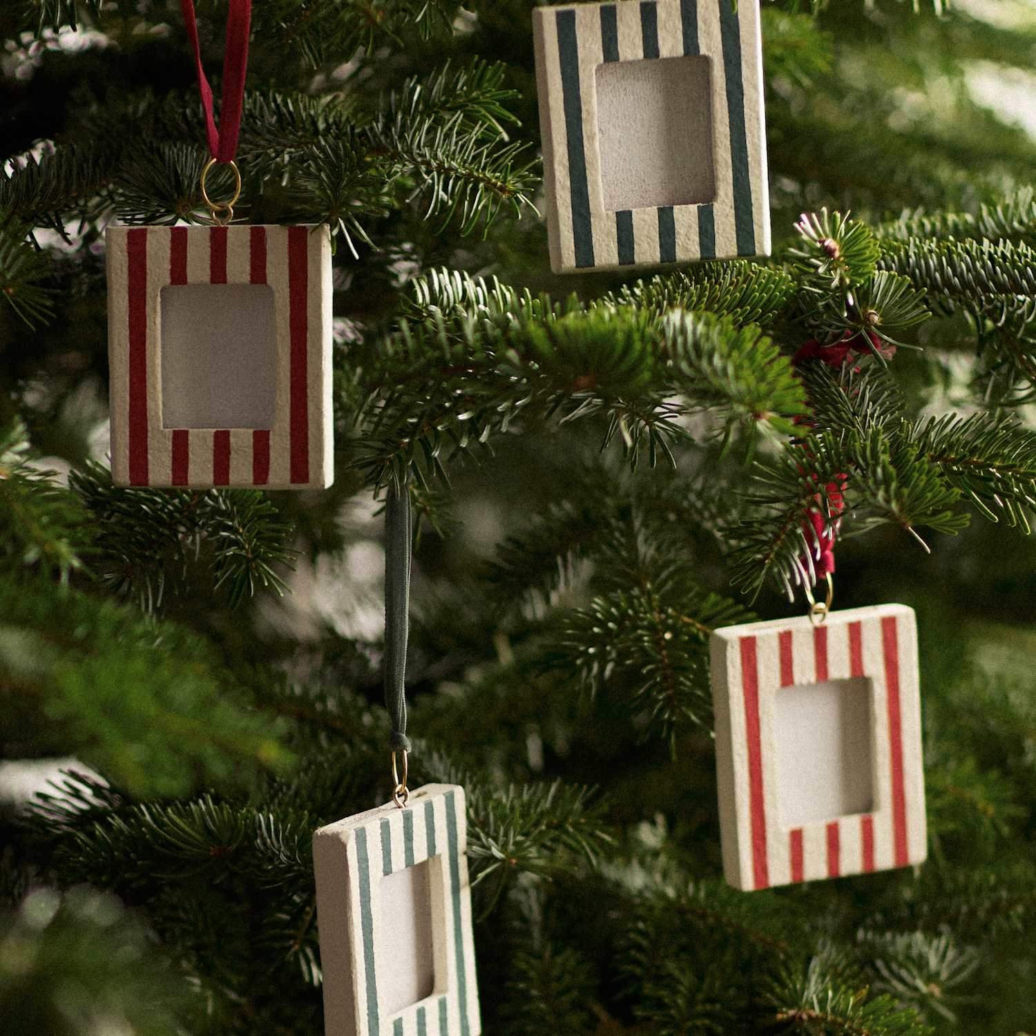M&S 4 Pack Paper Hanging Striped Photo Frame Decorations - Multi