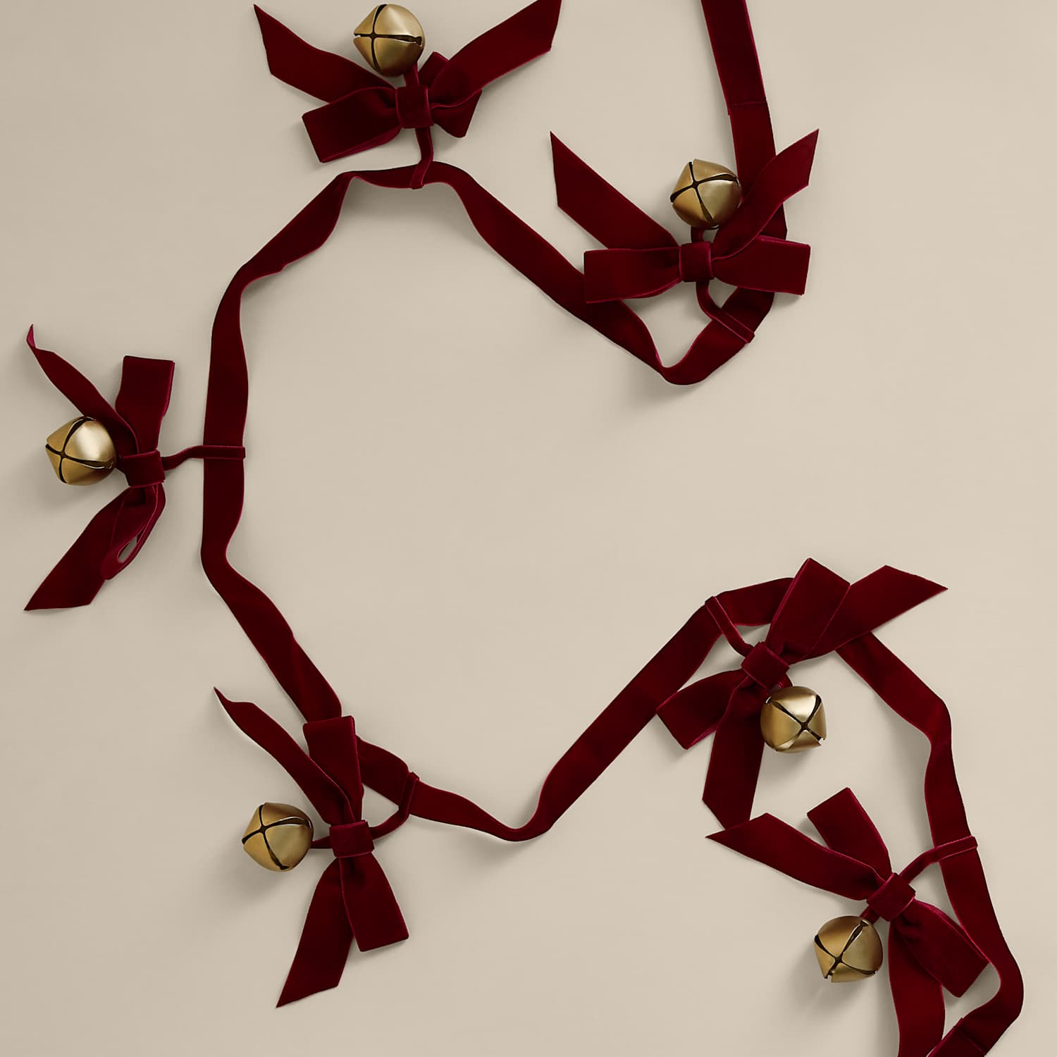 M&S Velvet Bell and Bow Garland - Red Mix