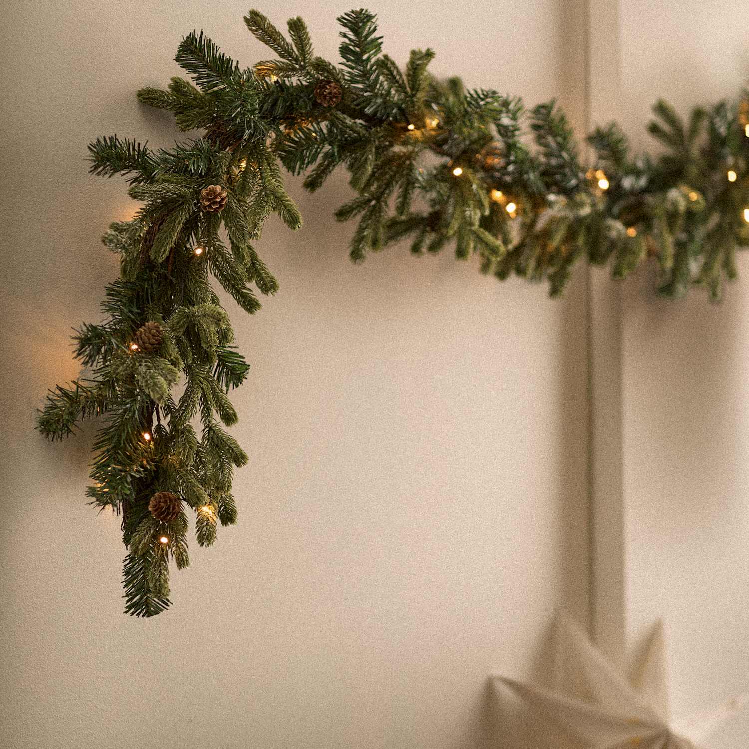 M&S 10ft Pre-Lit Green Garland - Green Mix