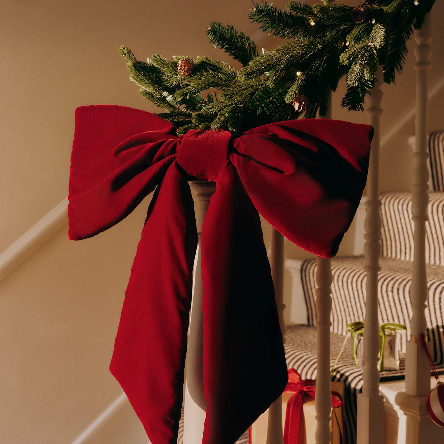 M&S Velvet Hanging Bow Decoration - Red