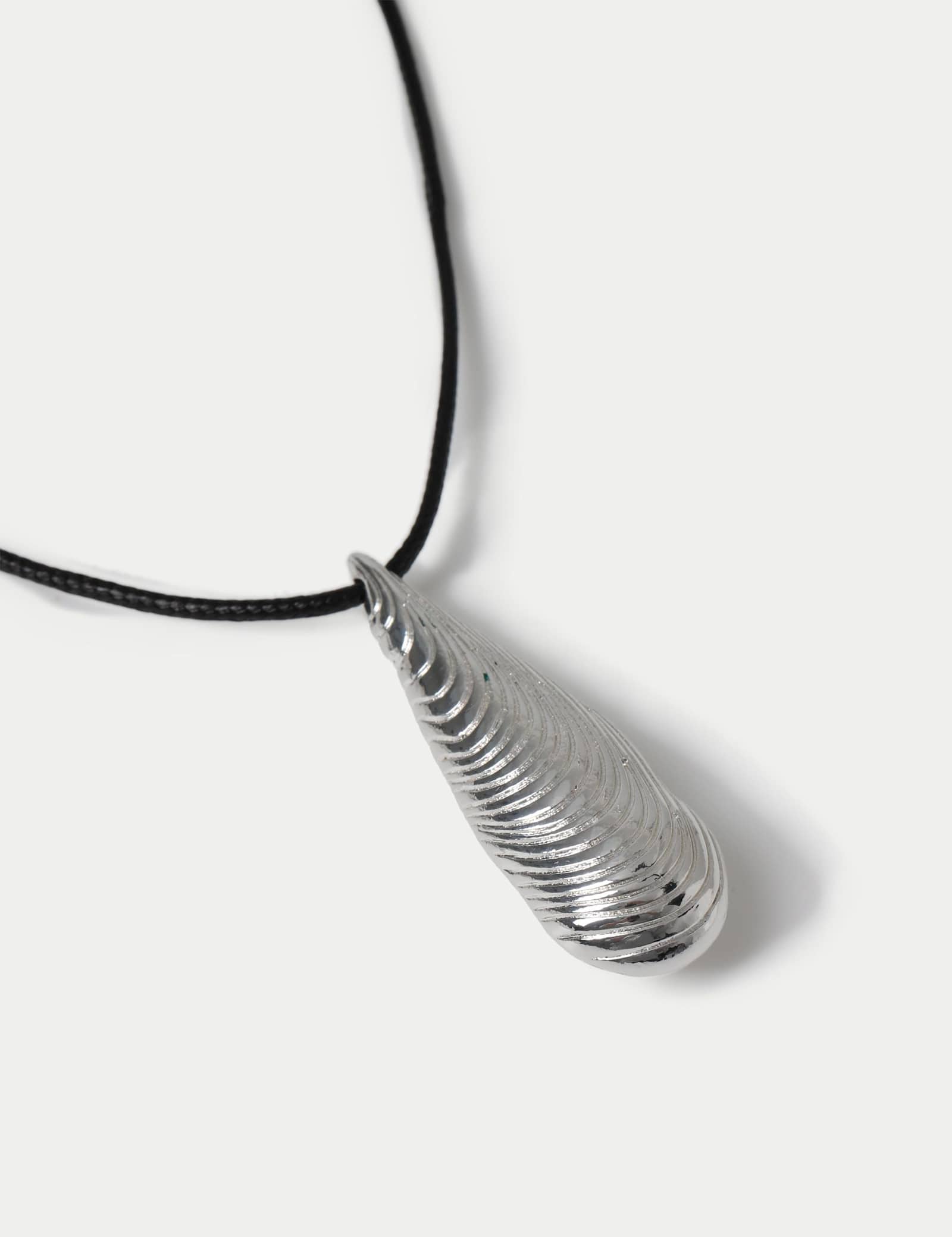 Shell Pendant Necklace - image 2