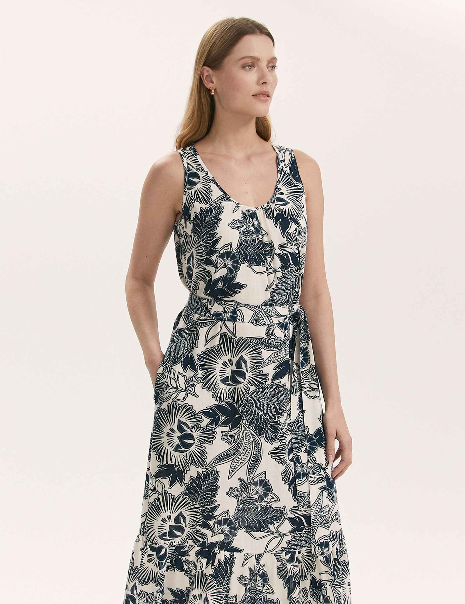 Floral Scoop Neck Midi Tiered Dress - image 4