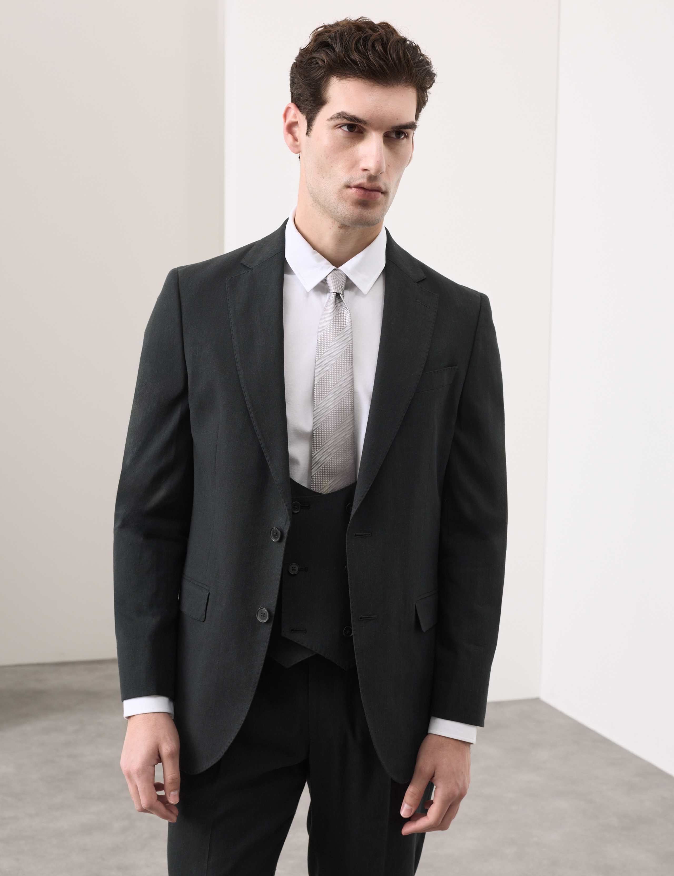 3 Piece Tailored Fit Italian Performance Linen Blend Suit