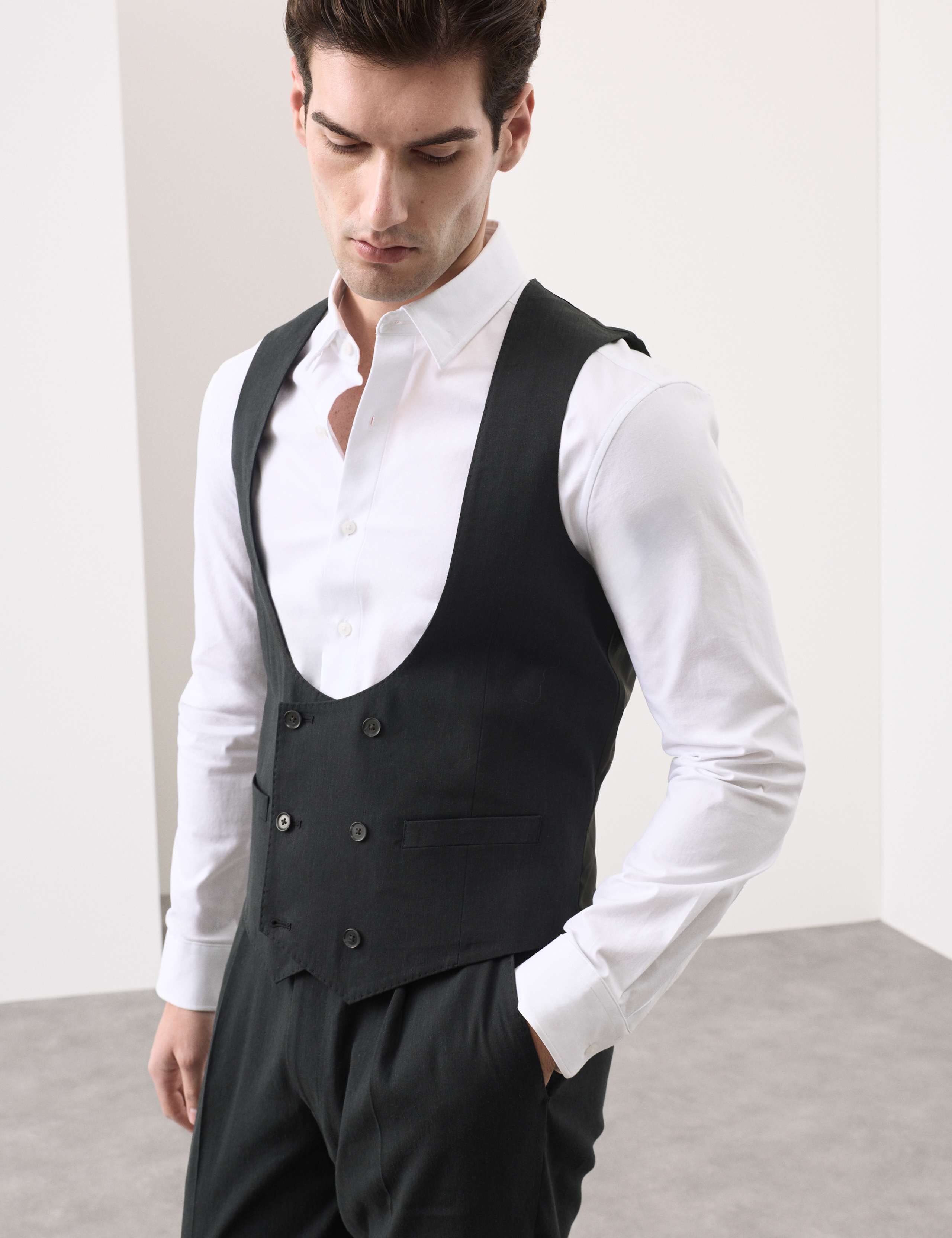 3 Piece Tailored Fit Italian Performance Linen Blend Suit 2 of 6