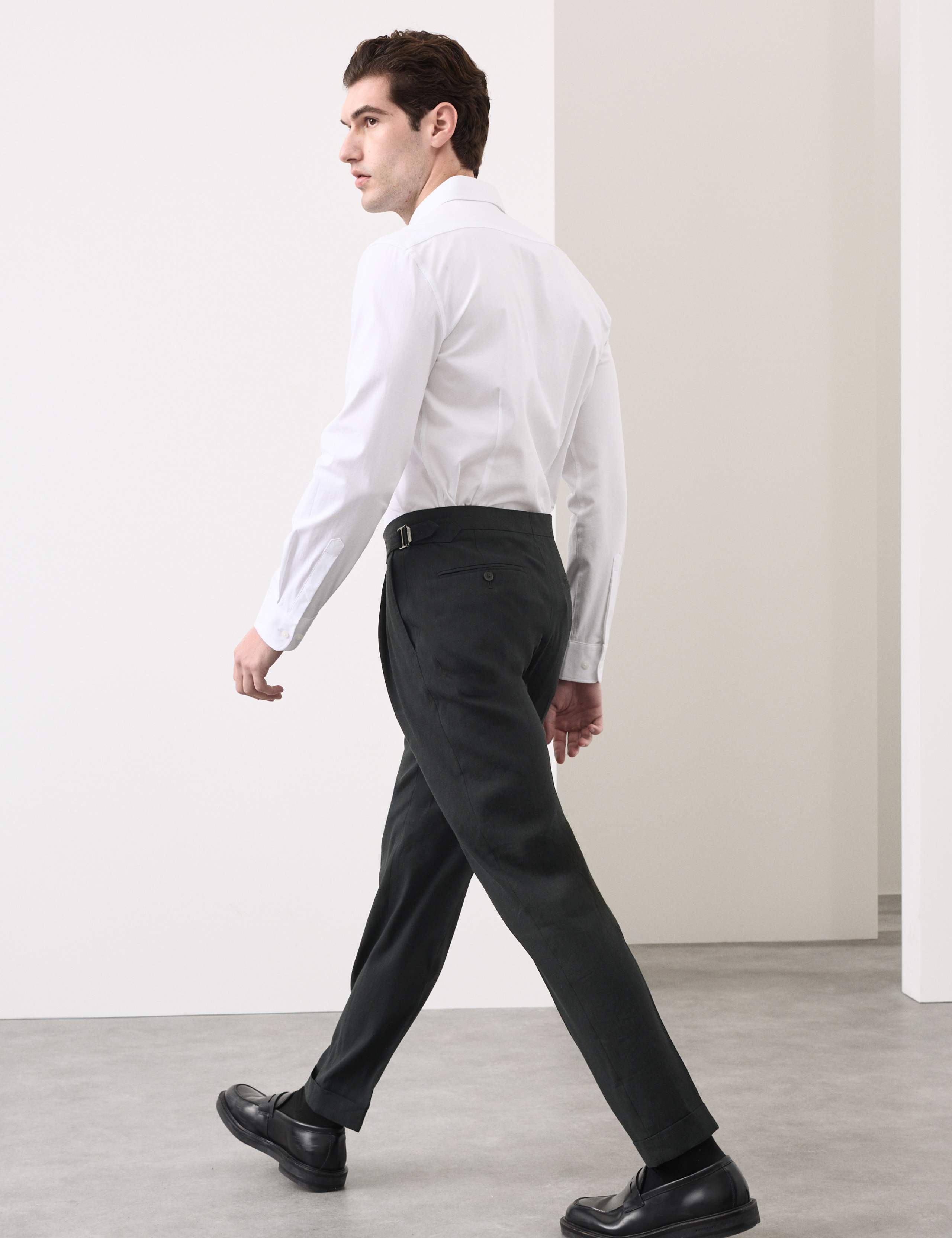 2 Piece Tailored Fit Italian Performance Linen Blend Suit 5 of 6