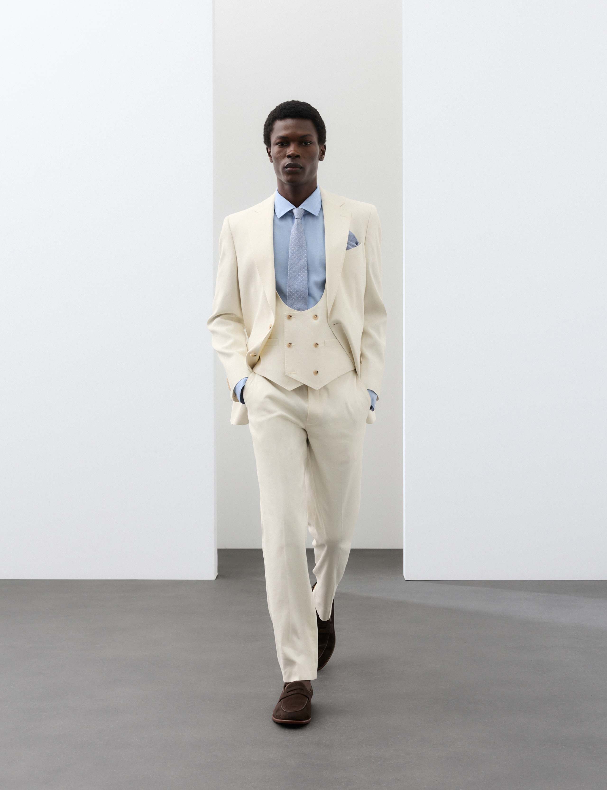 3 Piece Tailored Fit Italian Performance Linen Blend Suit 6 of 6