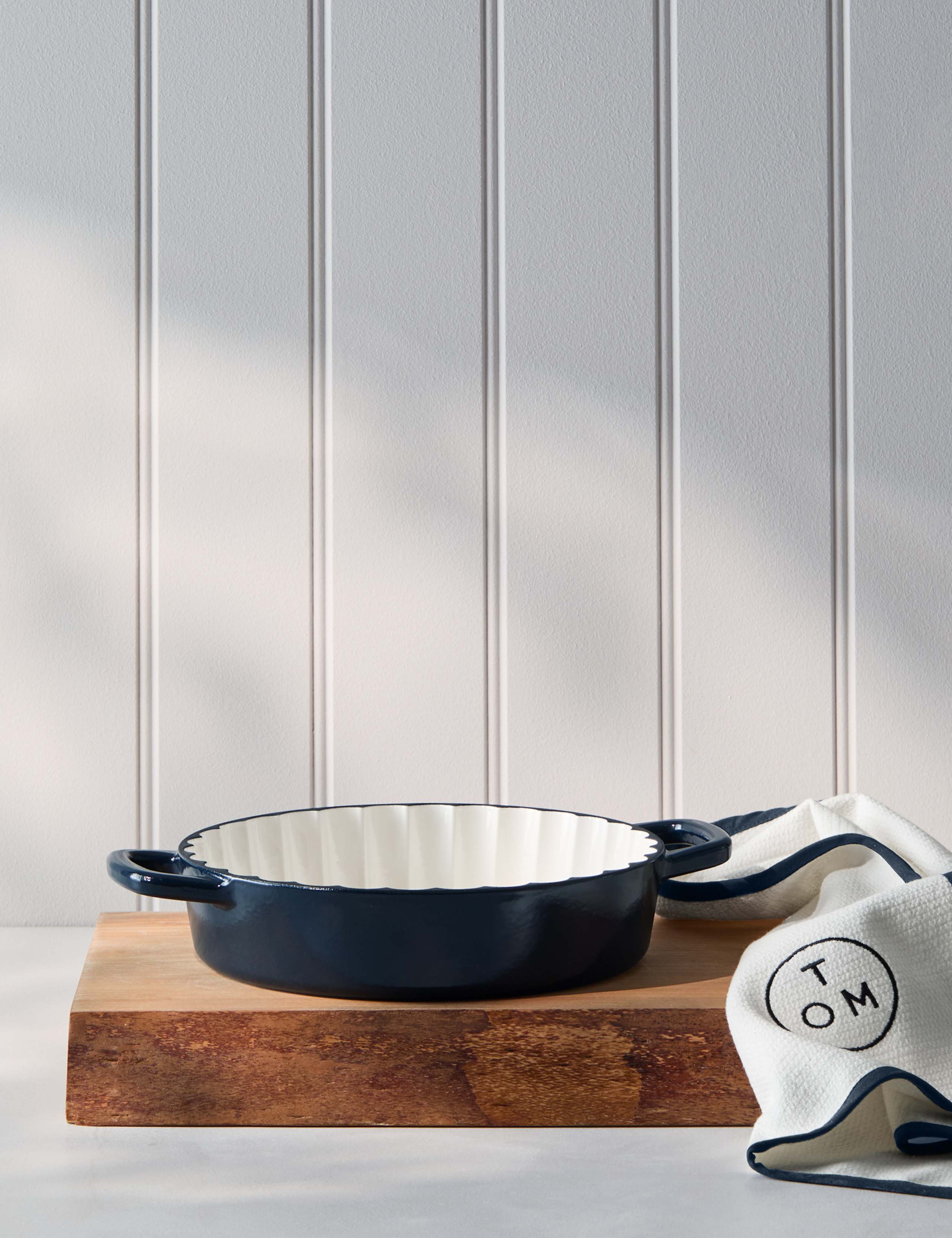Cast Iron Medium Fluted Pie Dish