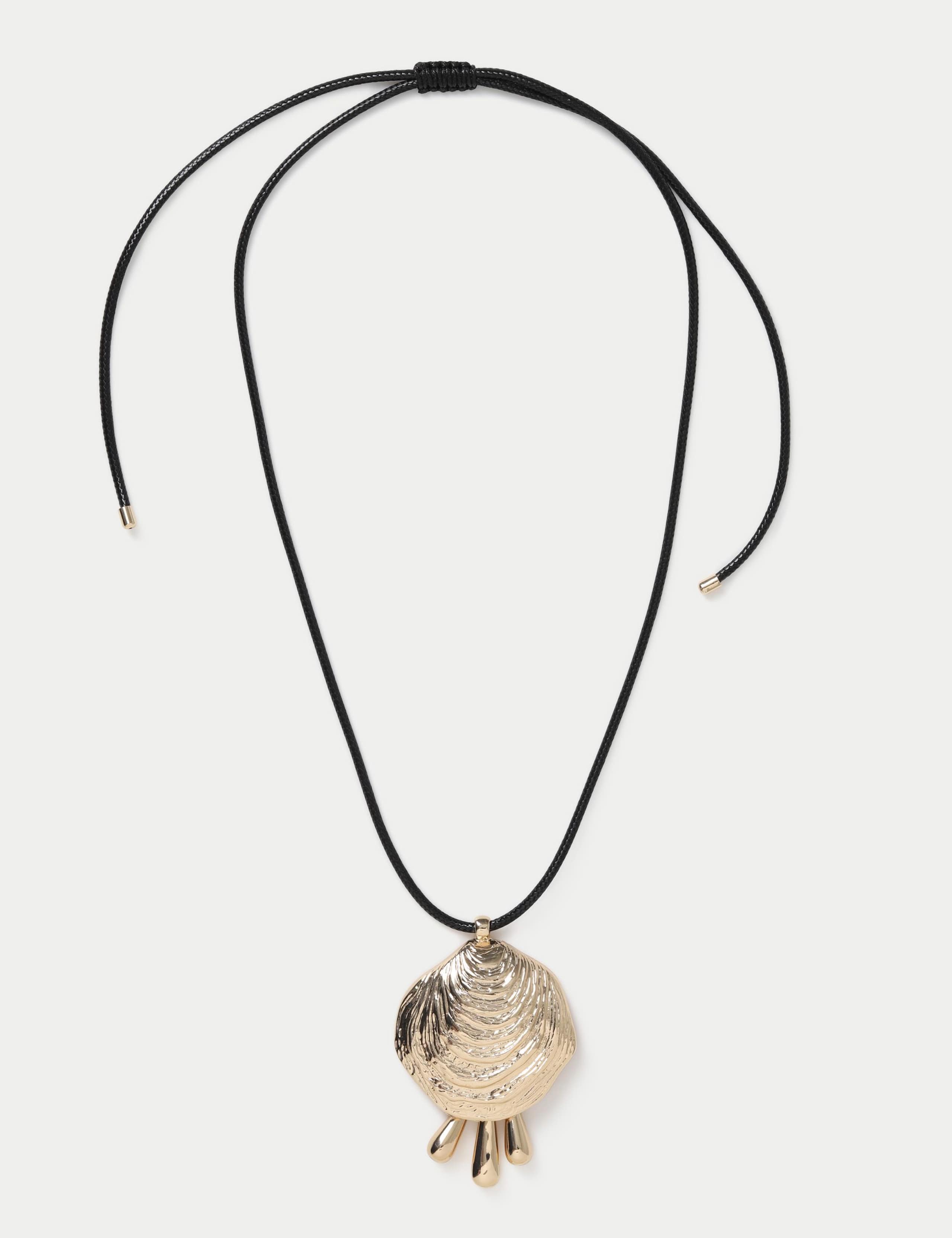 Cord Metal Shell Pendant Necklace