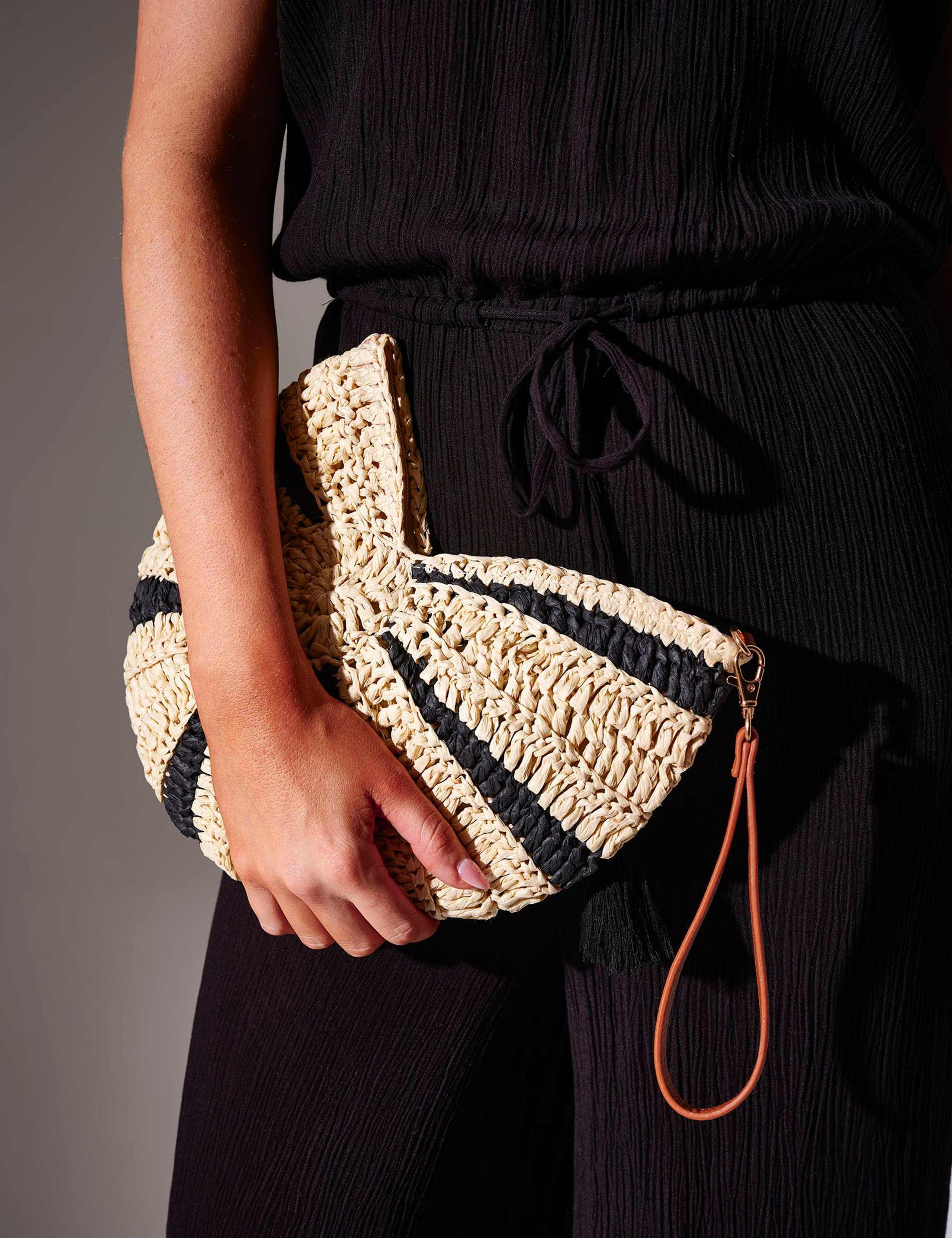 Straw Woven Seashell Clutch Bag