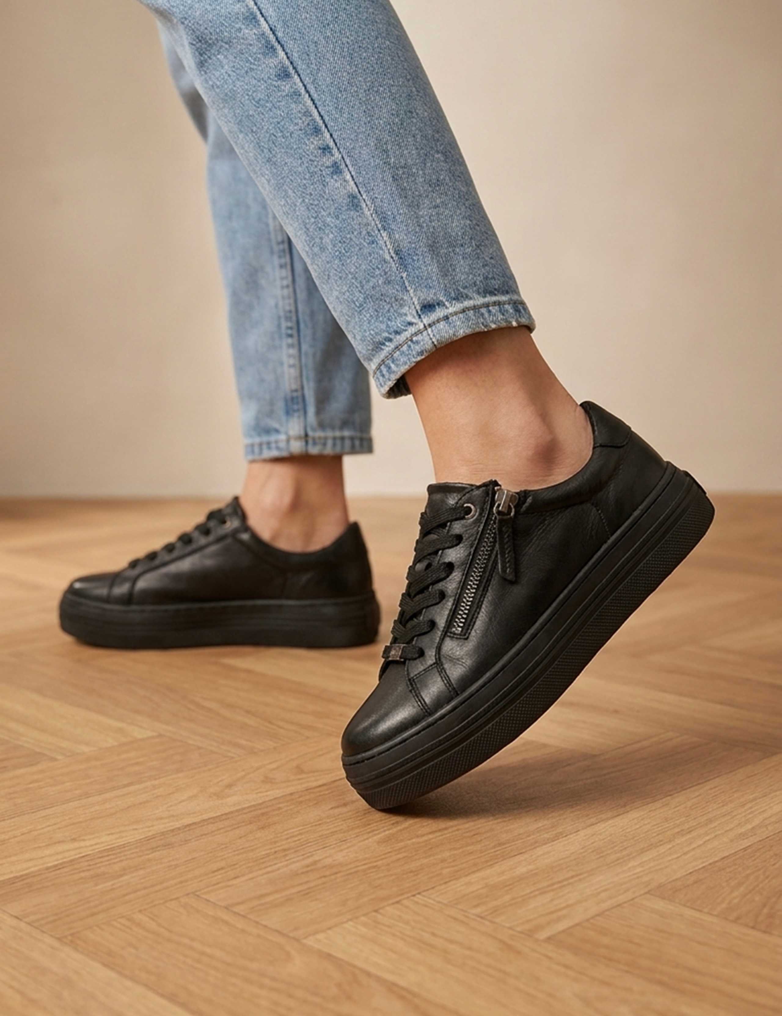 Amaliadawide Wide Fit Leather Trainers