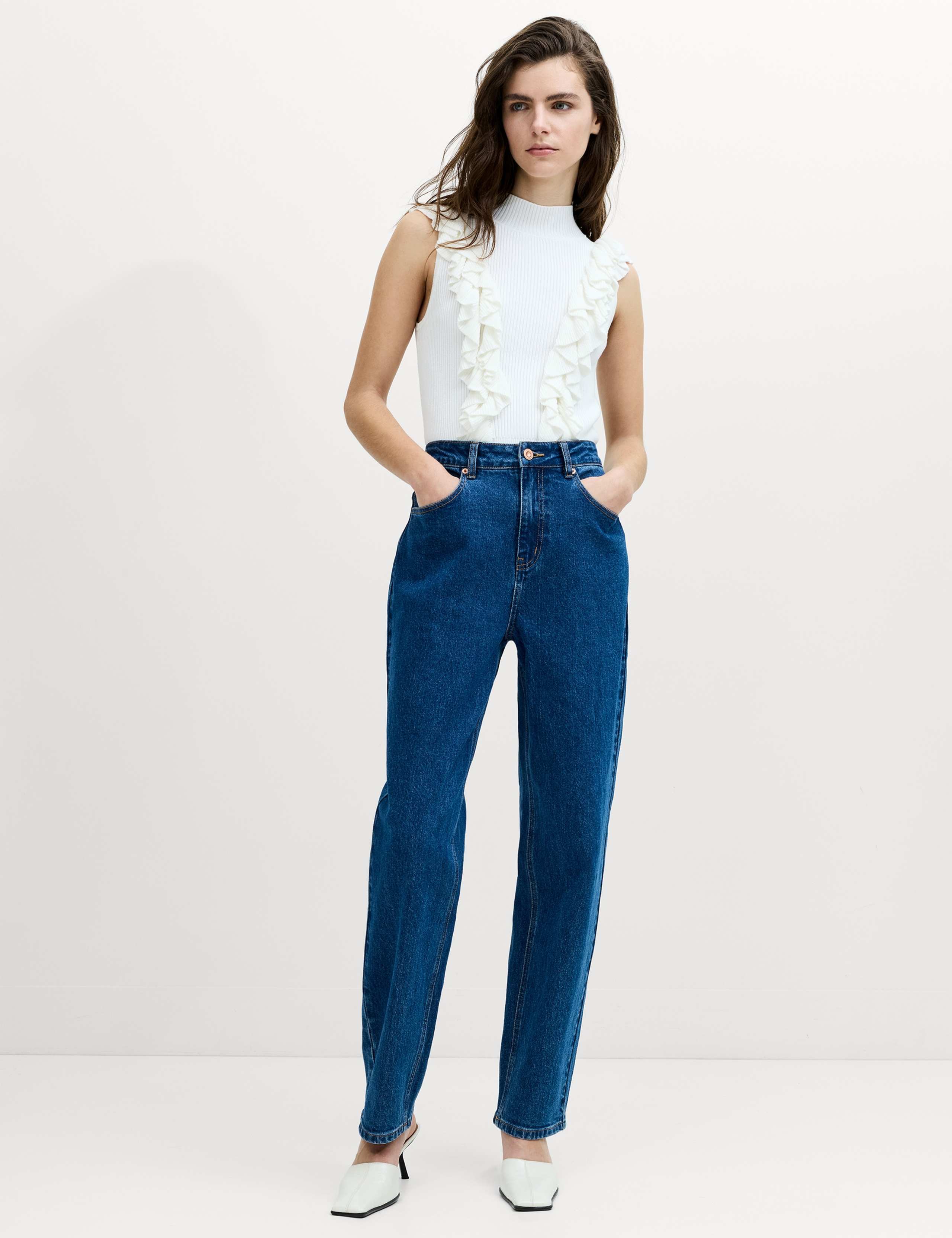 Mid Rise Carrot Leg Jeans