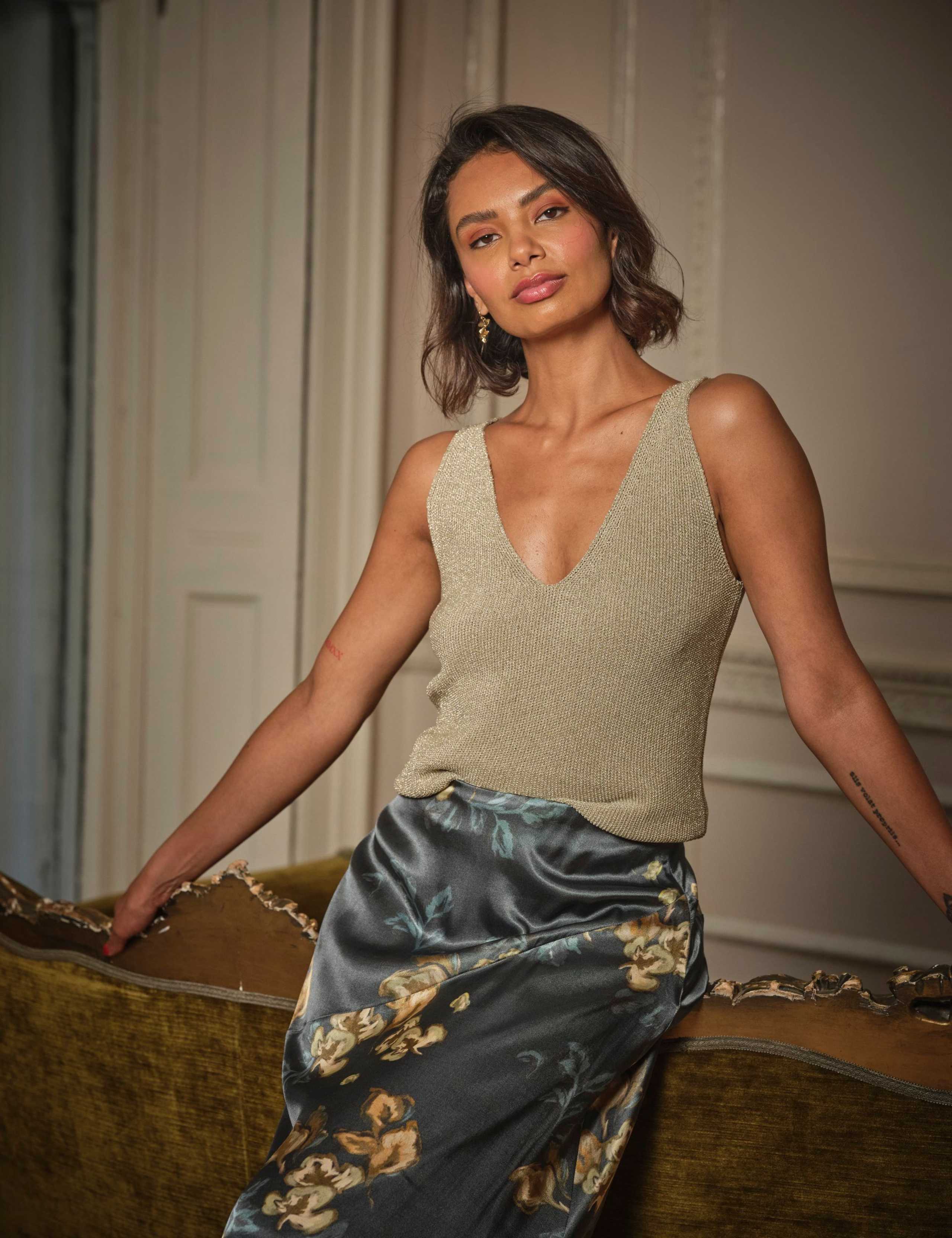 Sparkly V-Neck Textured Knitted Vest