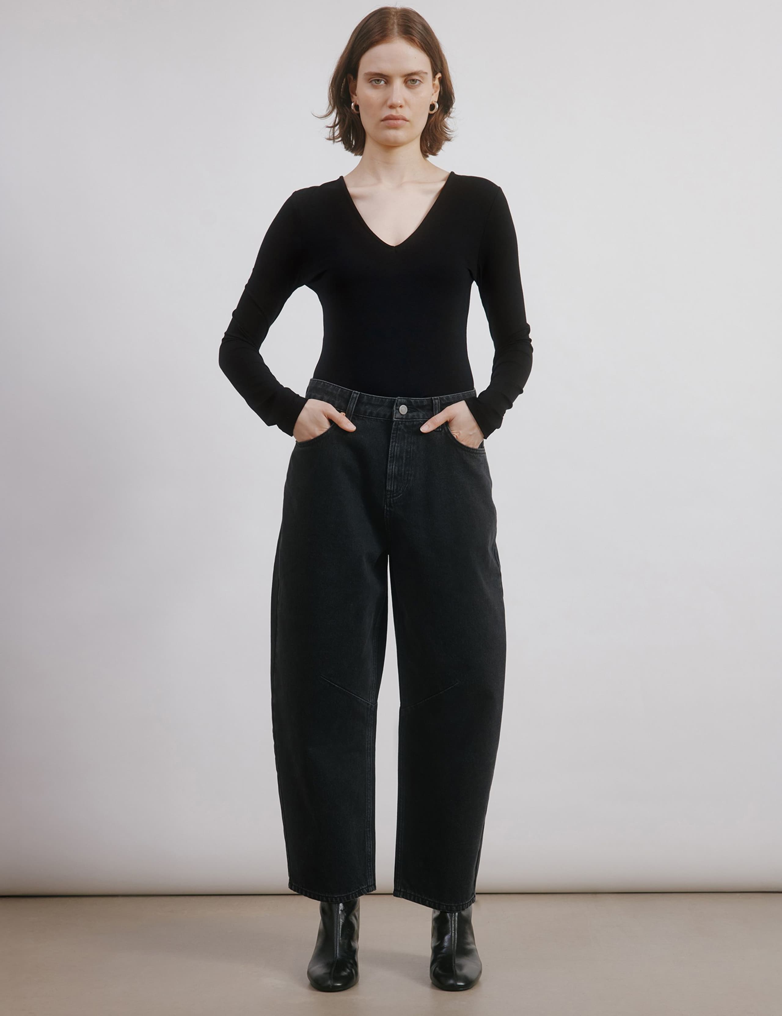 Mid Rise Barrel Jeans