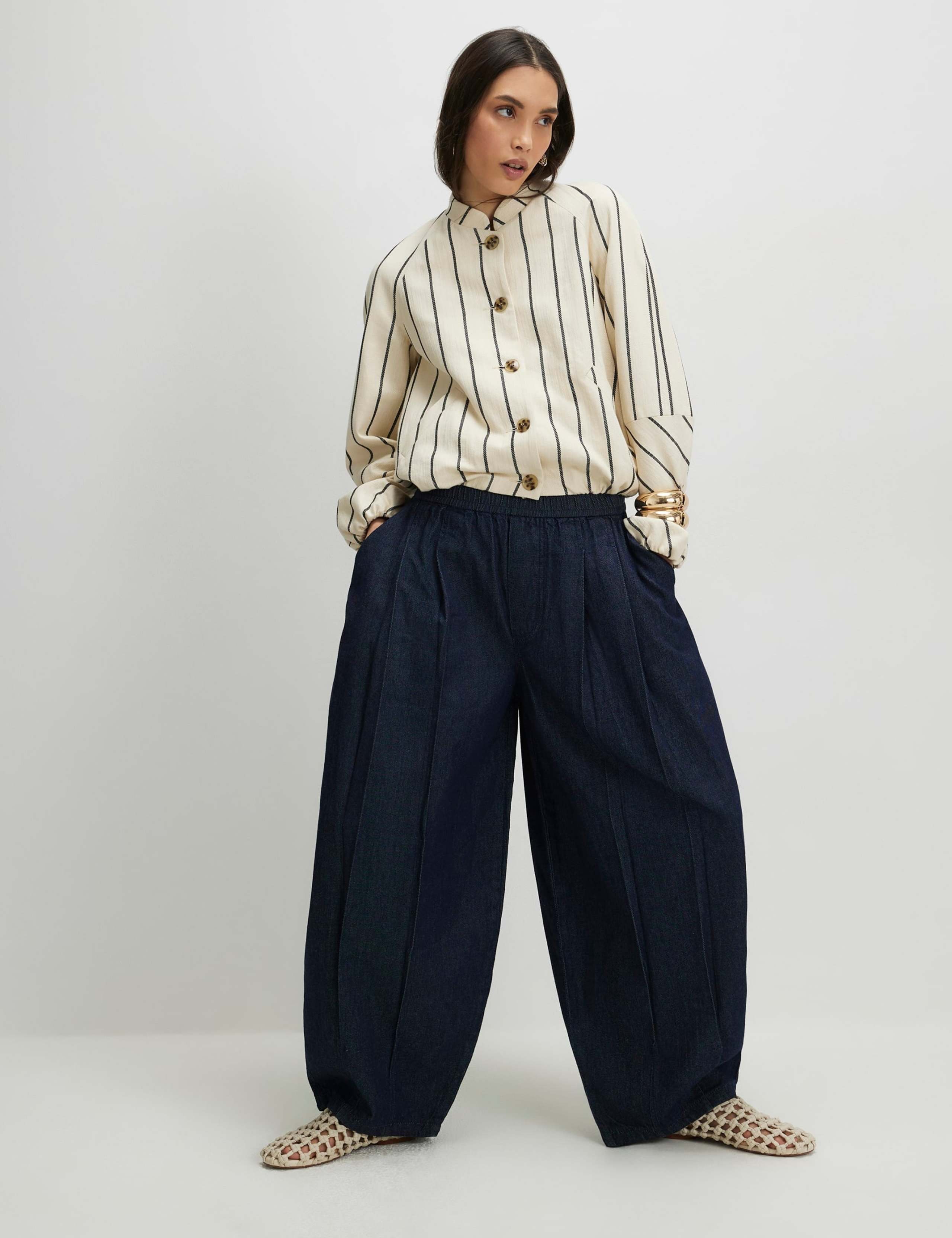 Pleated Barrel Jeans