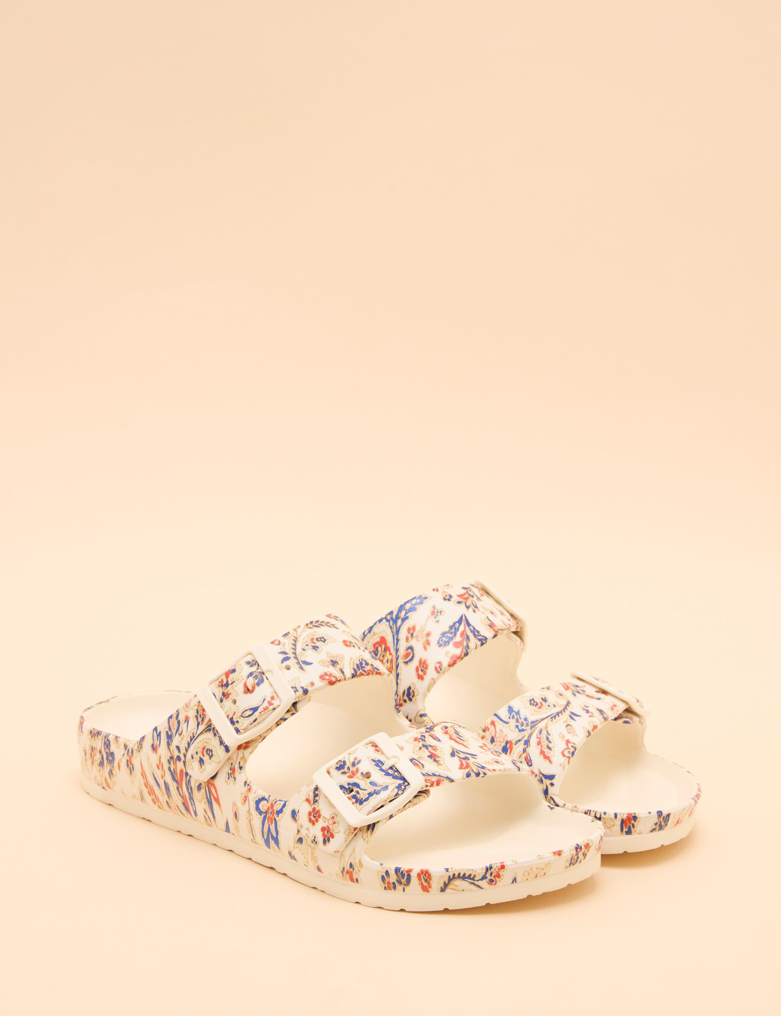 Floral Buckle Strappy Flat Sandals