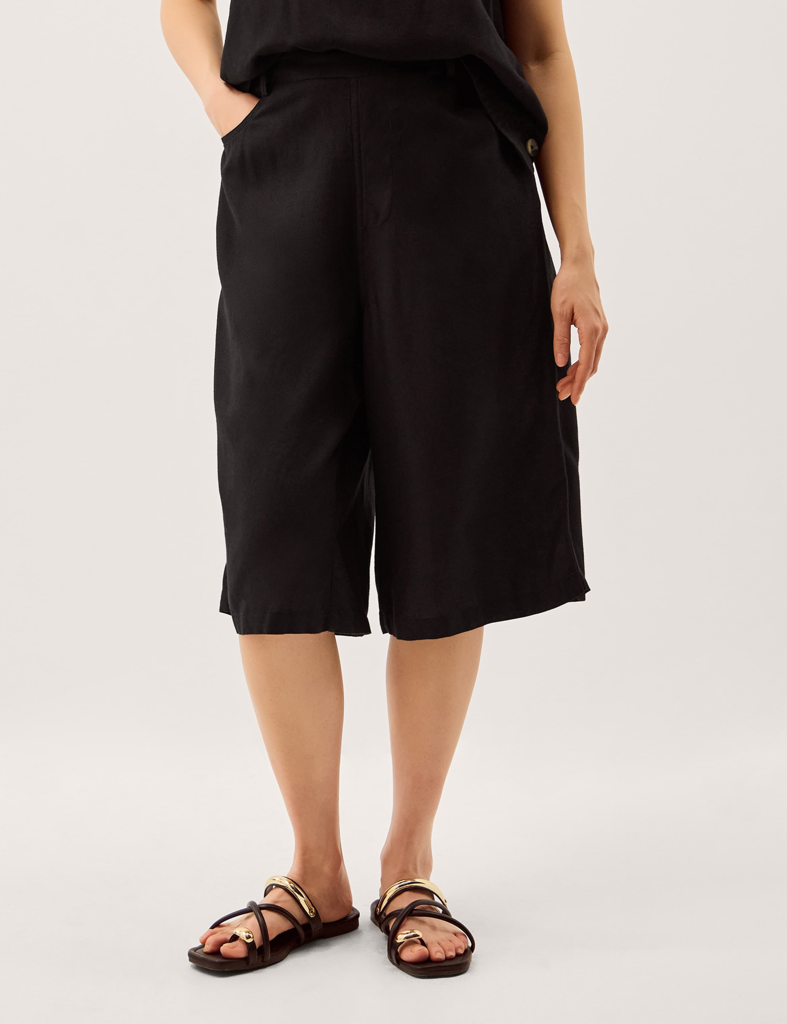 Bermuda Shorts with Linen