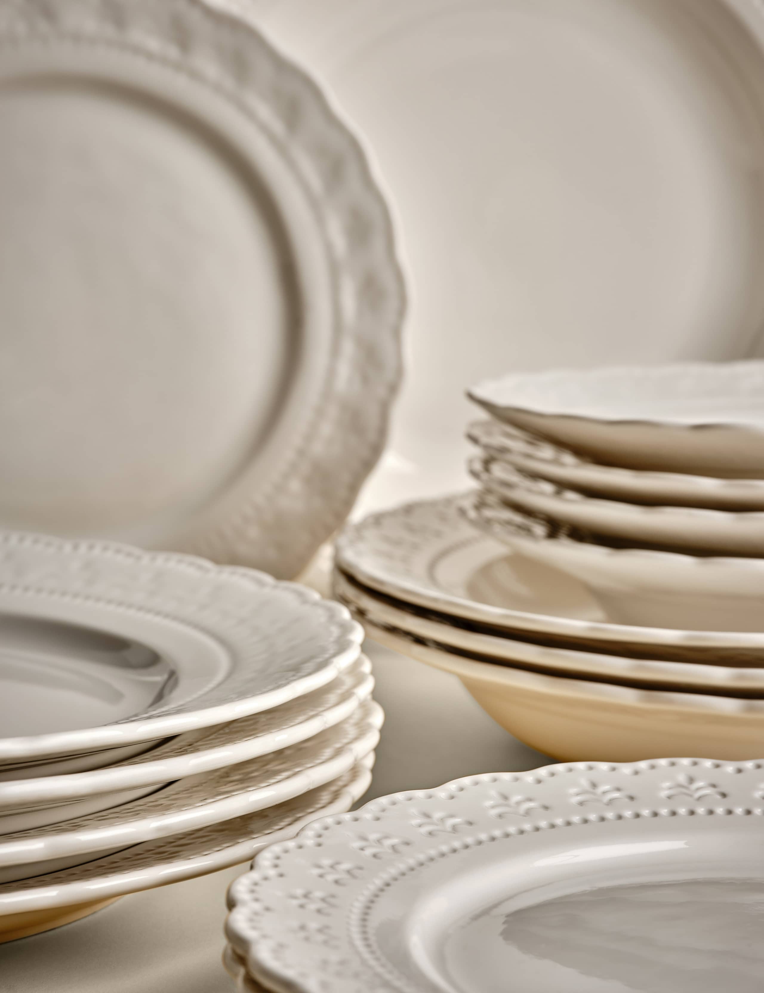 16 Piece Vintage Dinner Set