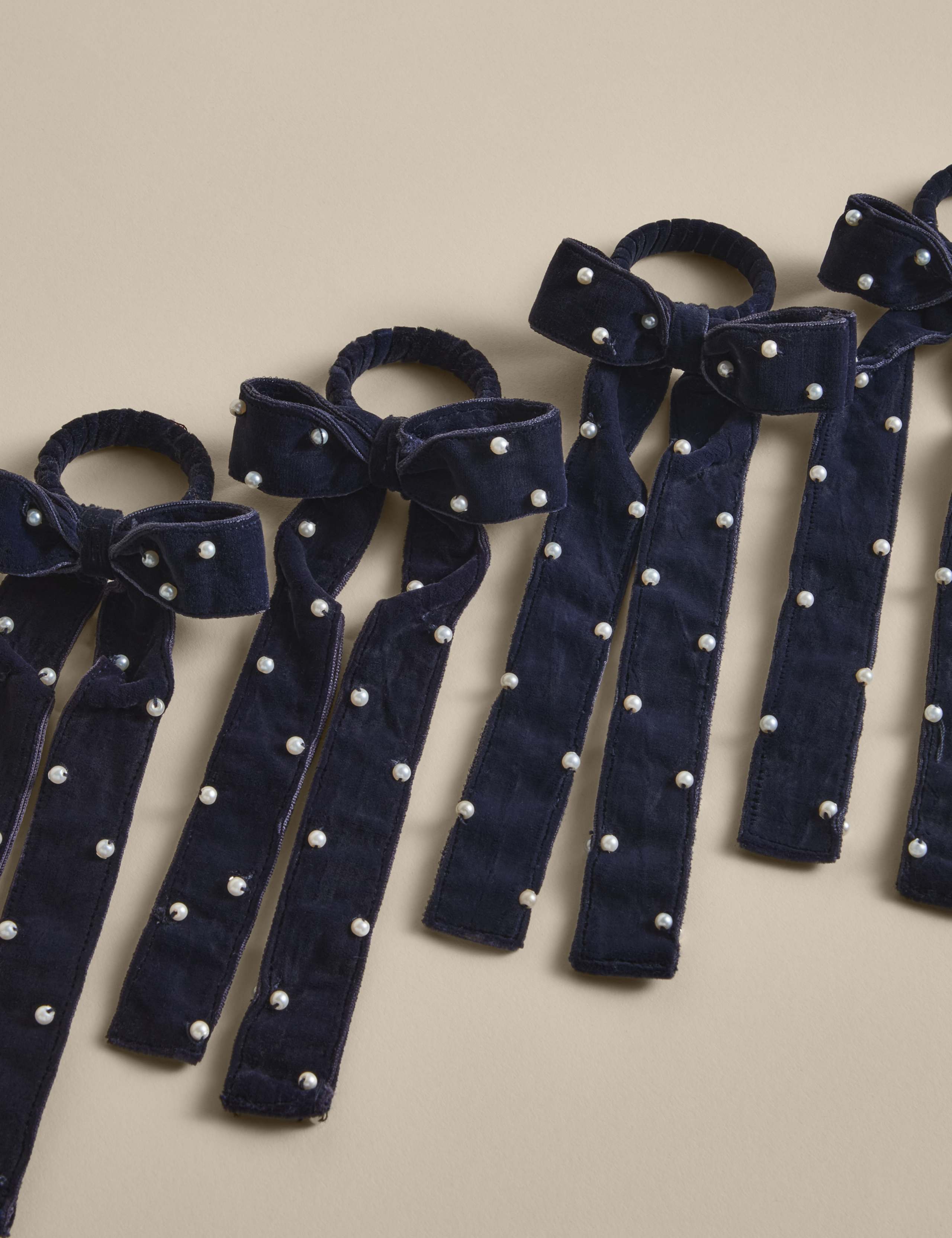 Set of 4 Velvet Pearl Bow Napkin Rings