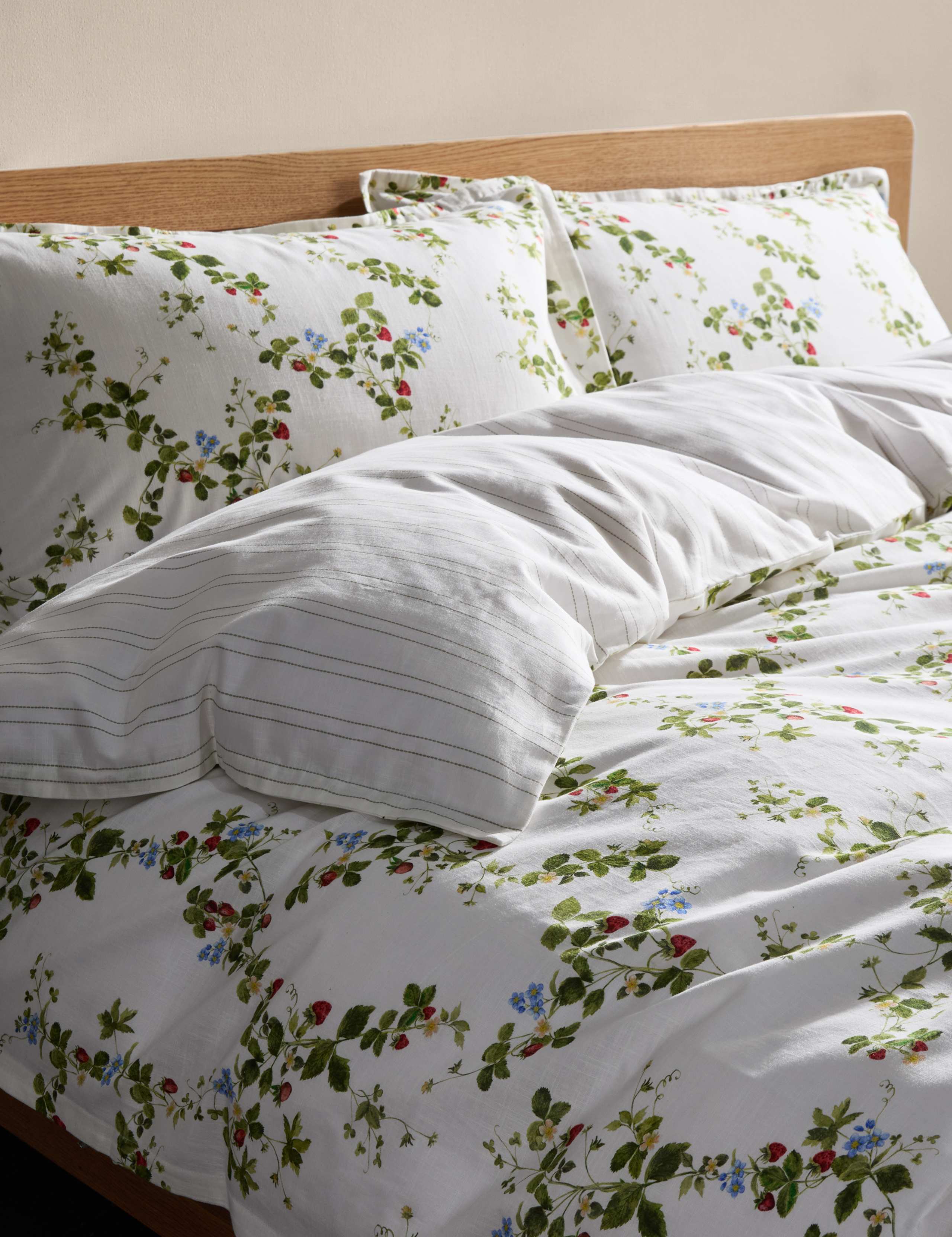 Pure Cotton Strawberry Field Bedding Set