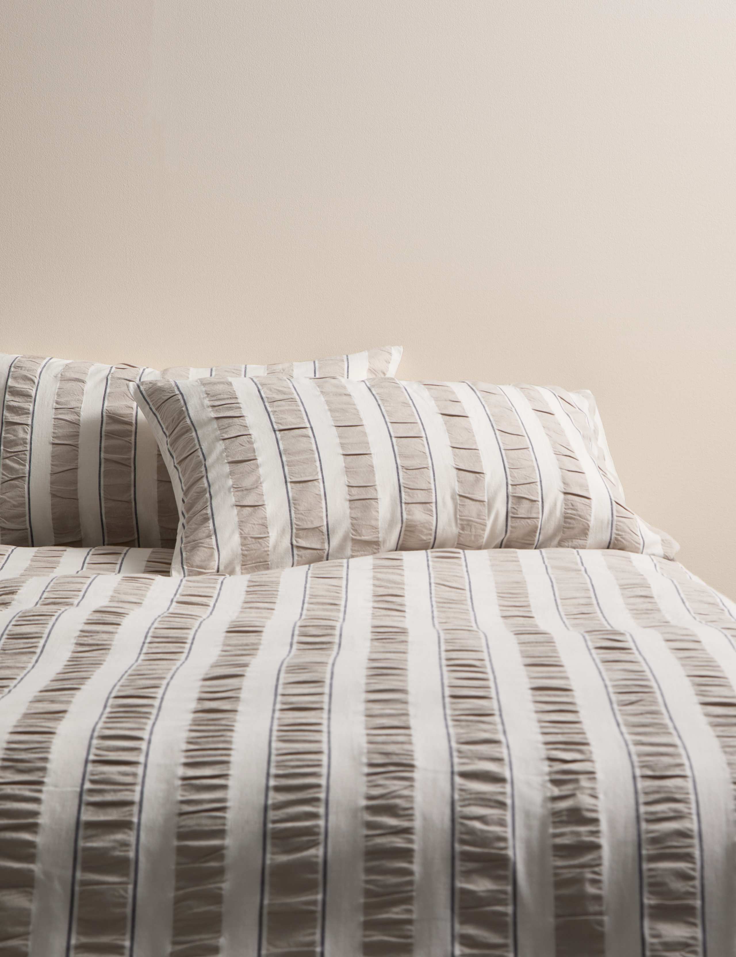 MODERN SEERSUCKER STRIPE BEDSET
