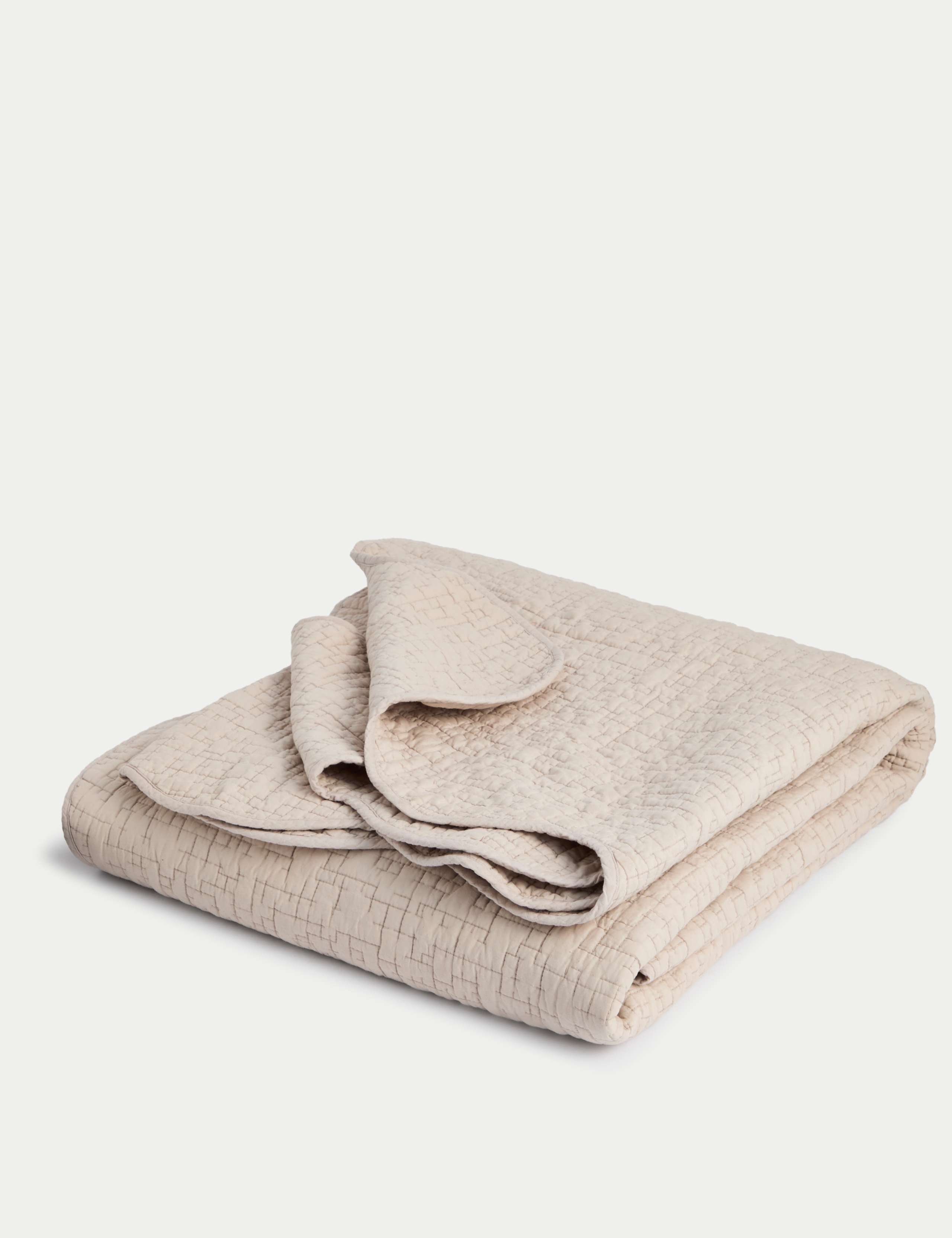 Quilted Scallop Bedspread