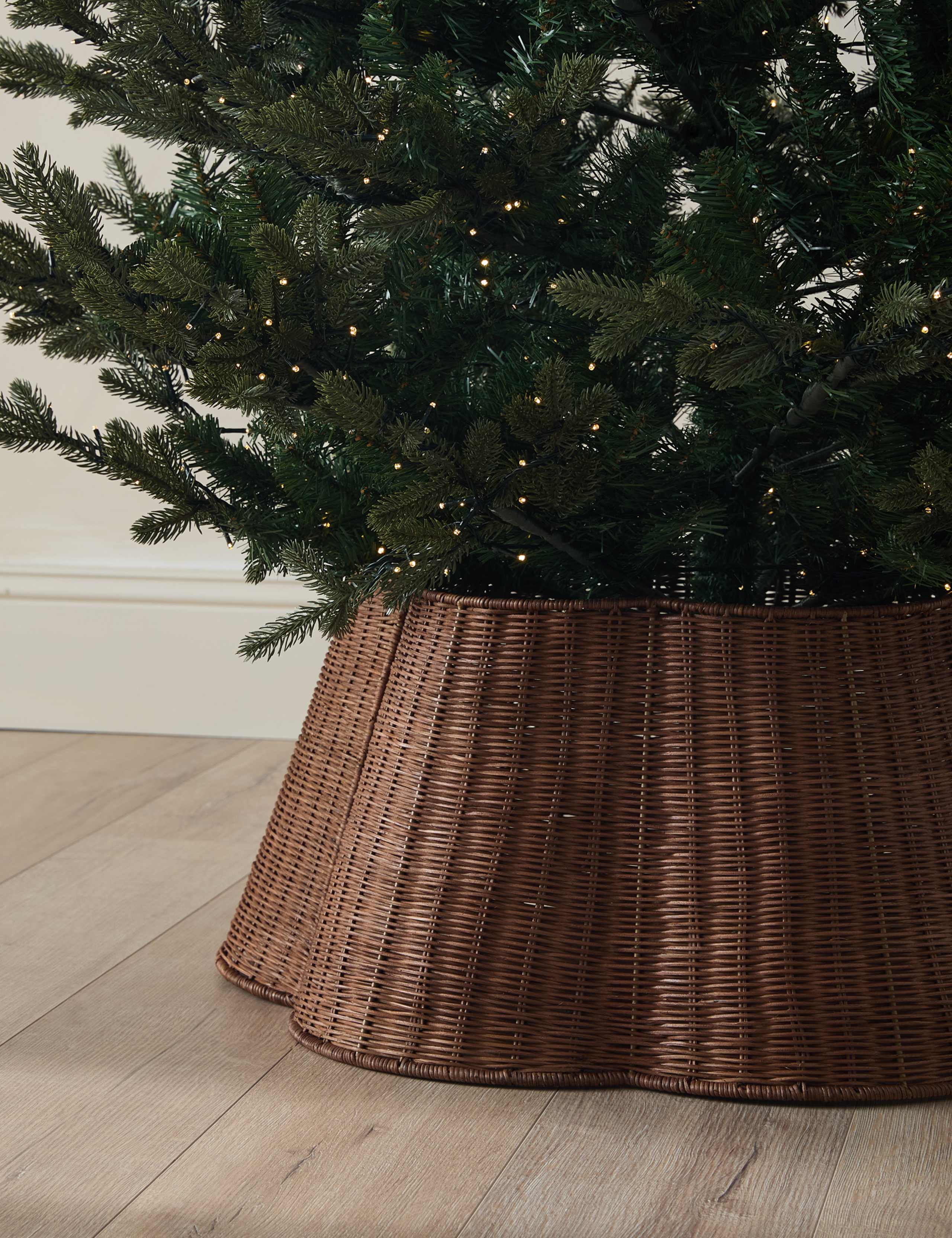 Scallop Rattan Tree Skirt