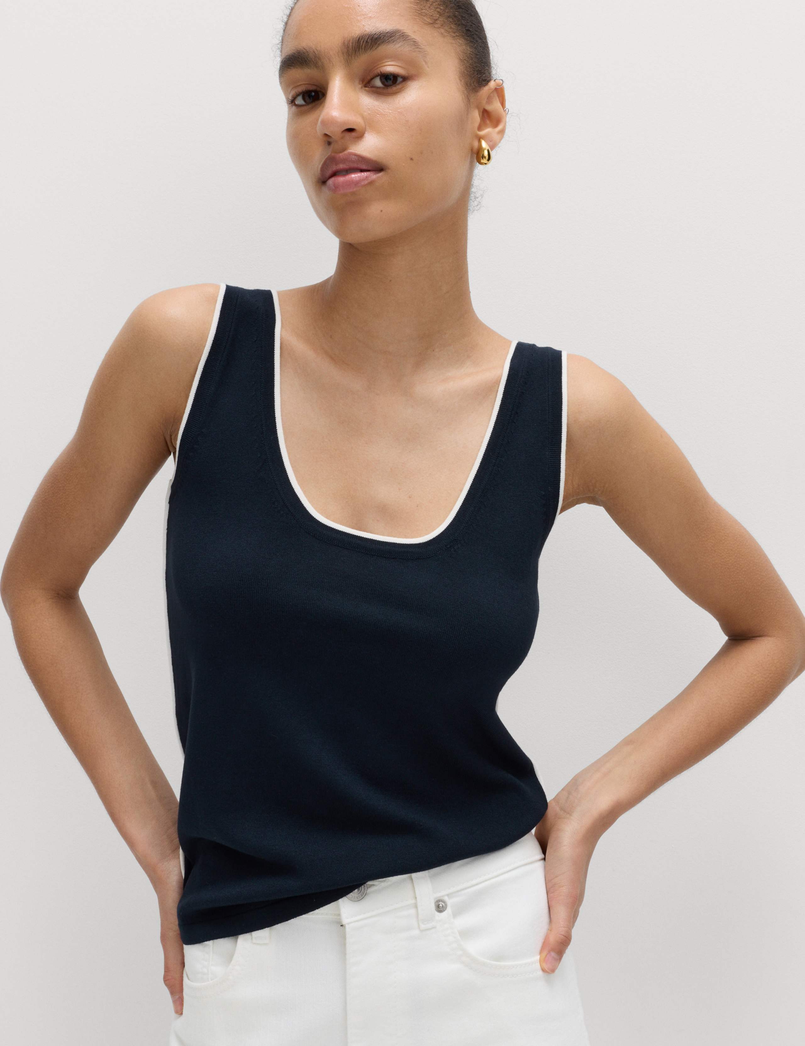 Tipped Detail Fitted Knitted Vest