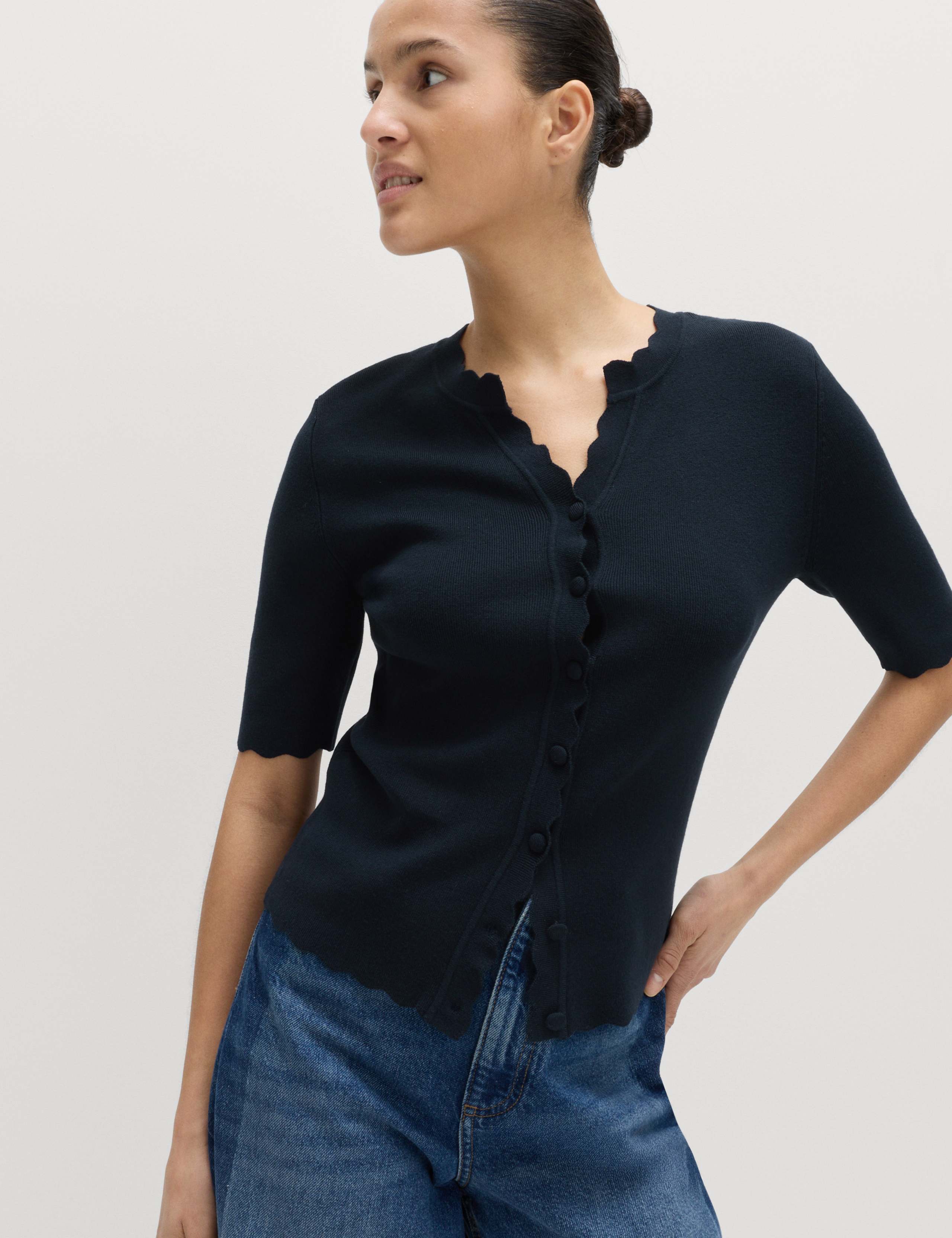 Ribbed Scallop Edge Slim Fit Cardigan