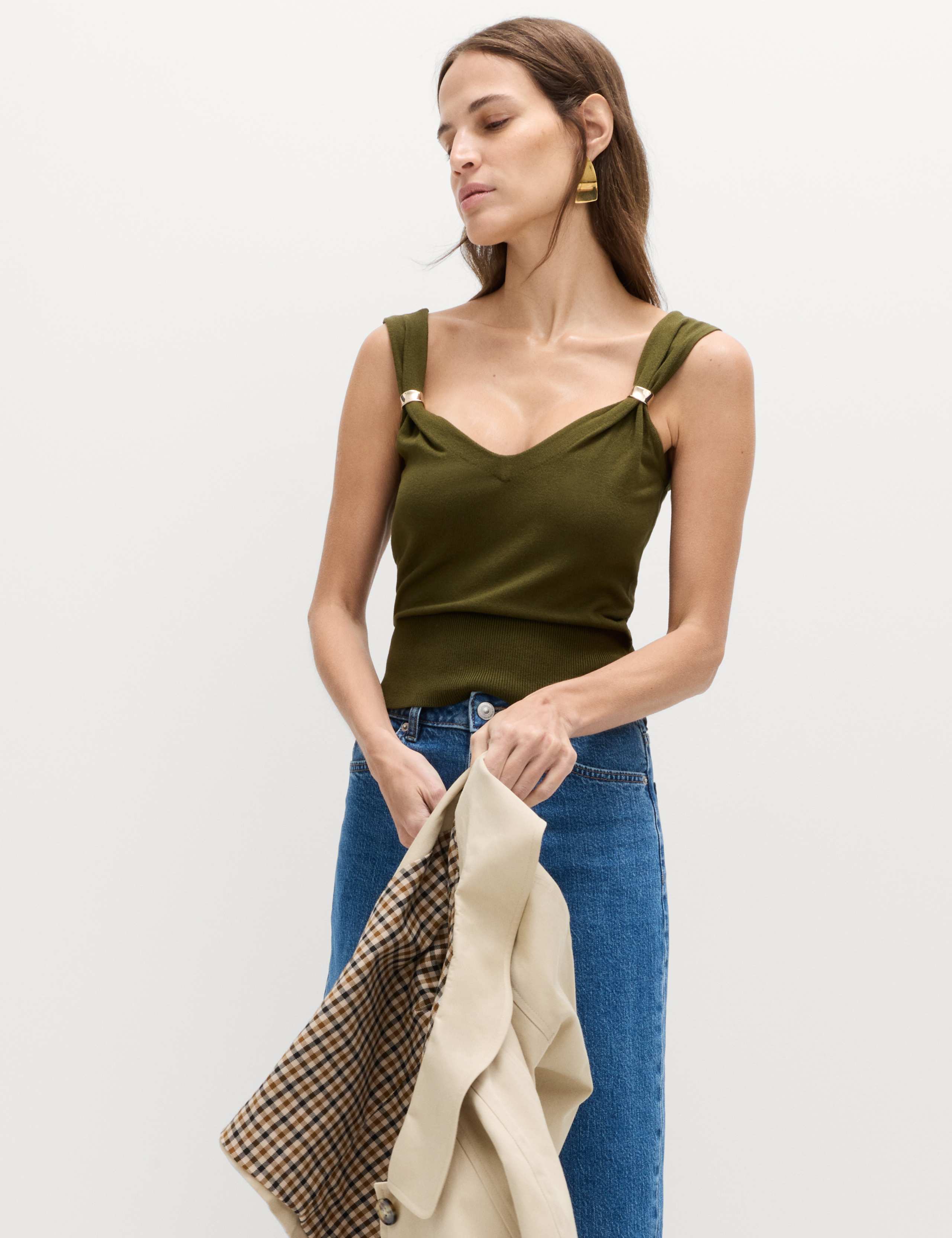 Hardware Detail Slim Fit Cropped Knitted Vest