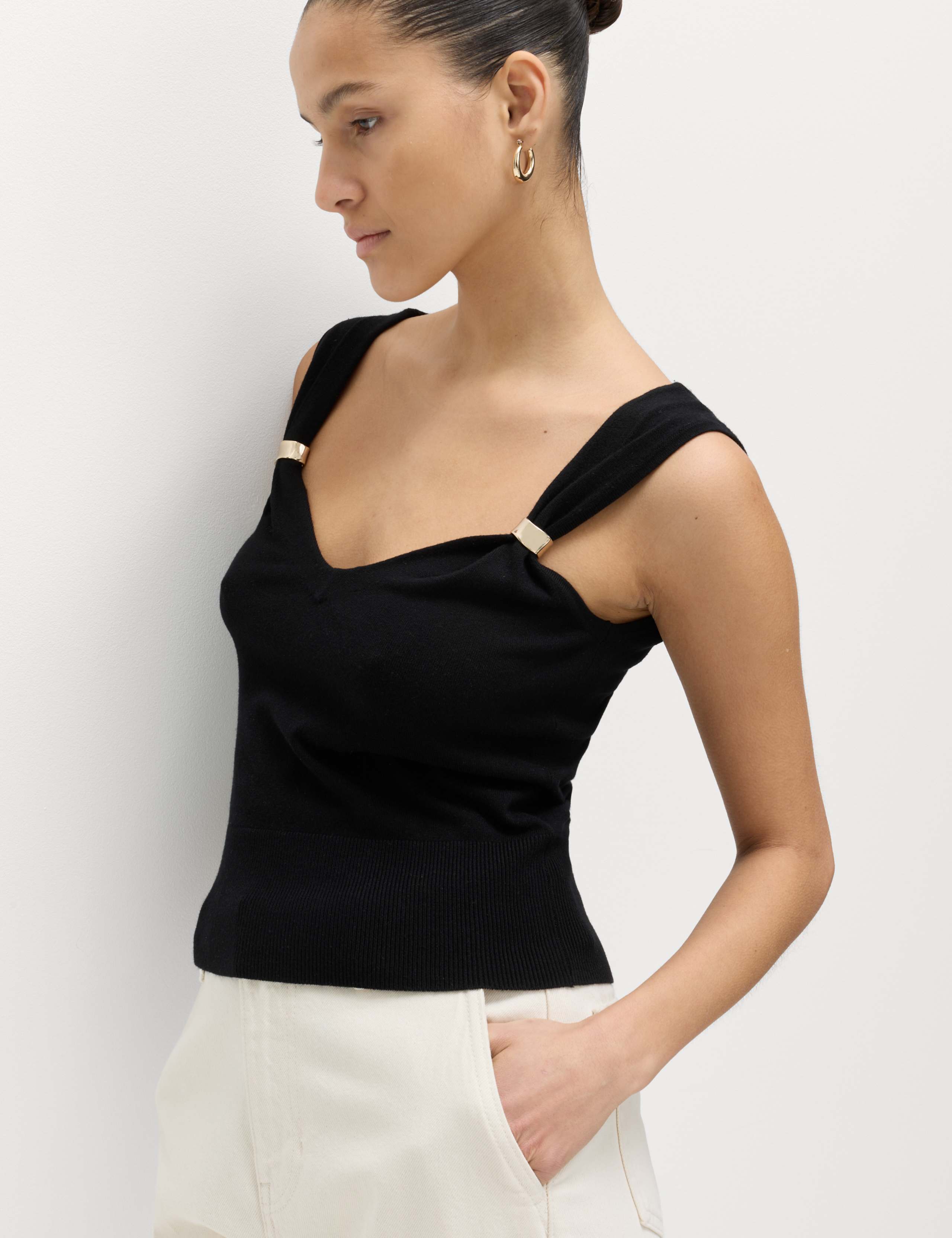 Hardware Detail Slim Fit Cropped Knitted Vest