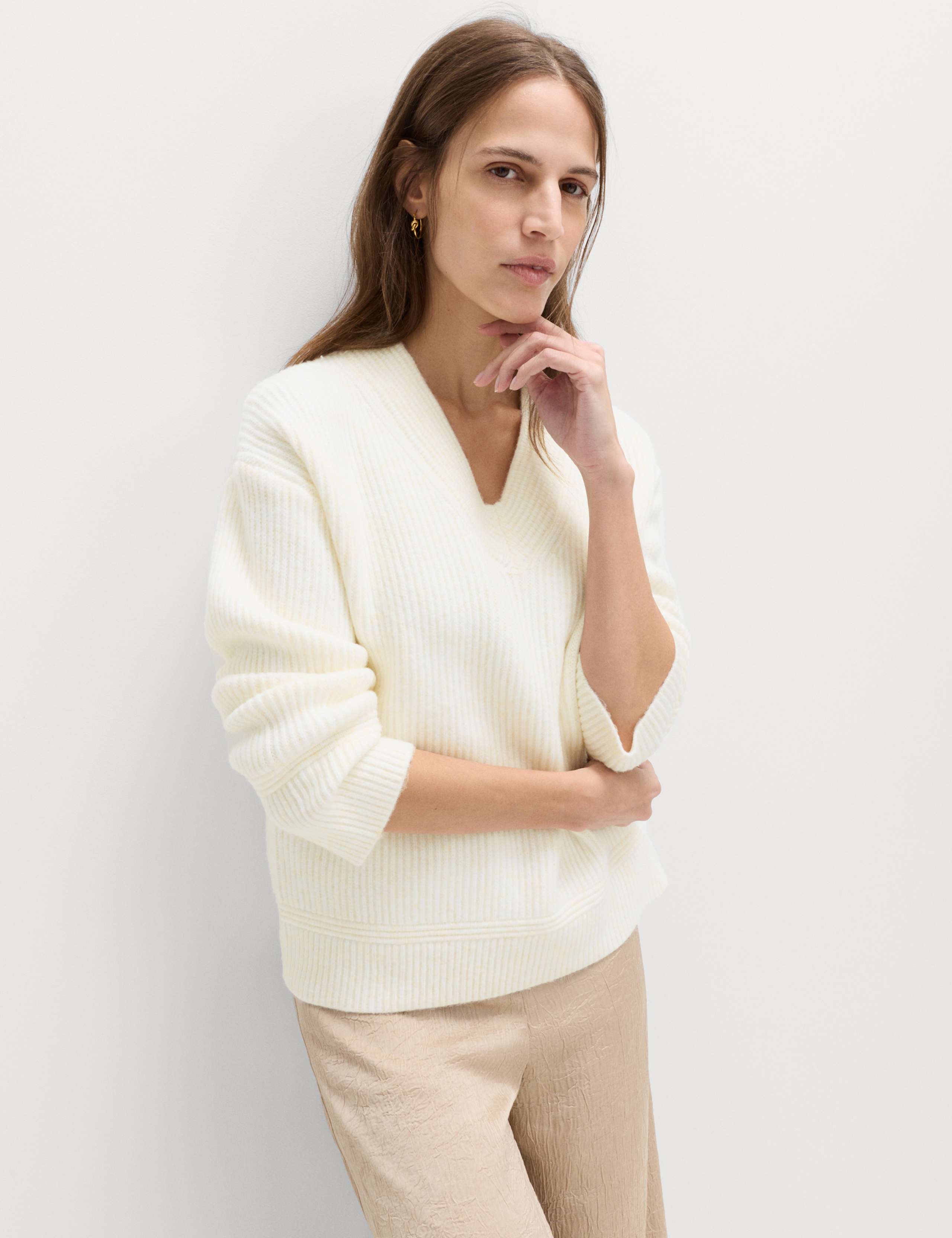 Cloud-Yarn Ribbed V-Neck Jumper
