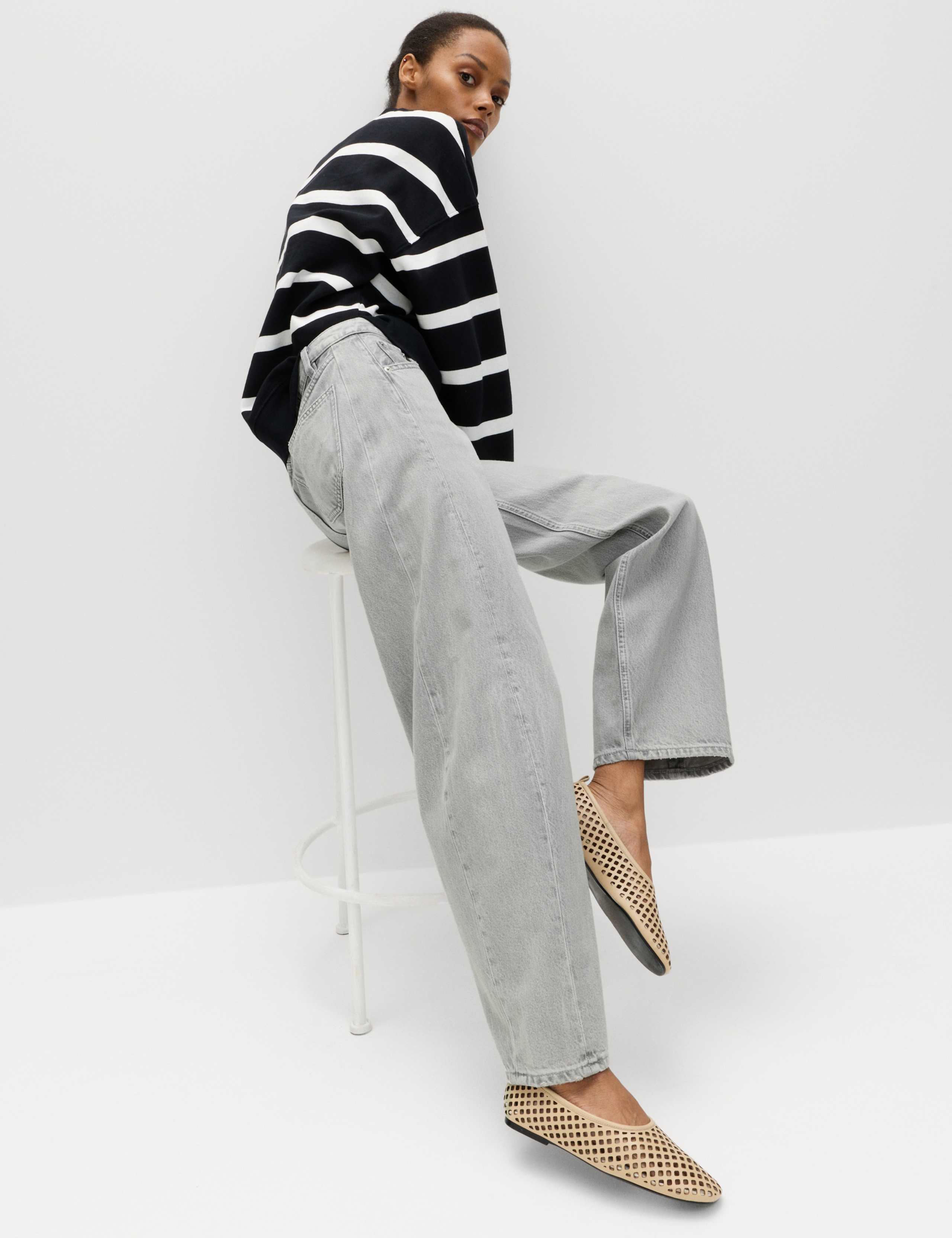 Mid Rise Barrel Jeans